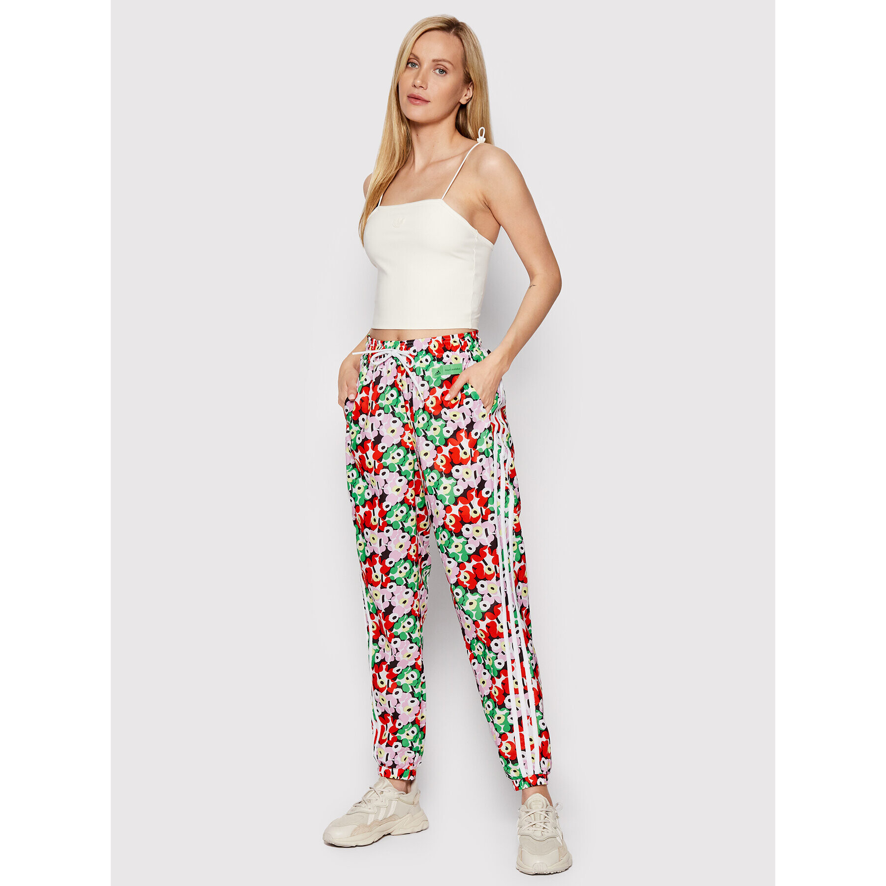 adidas Pantaloni trening MARIMEKKO HC4190 Colorat Loose Fit - Pled.ro