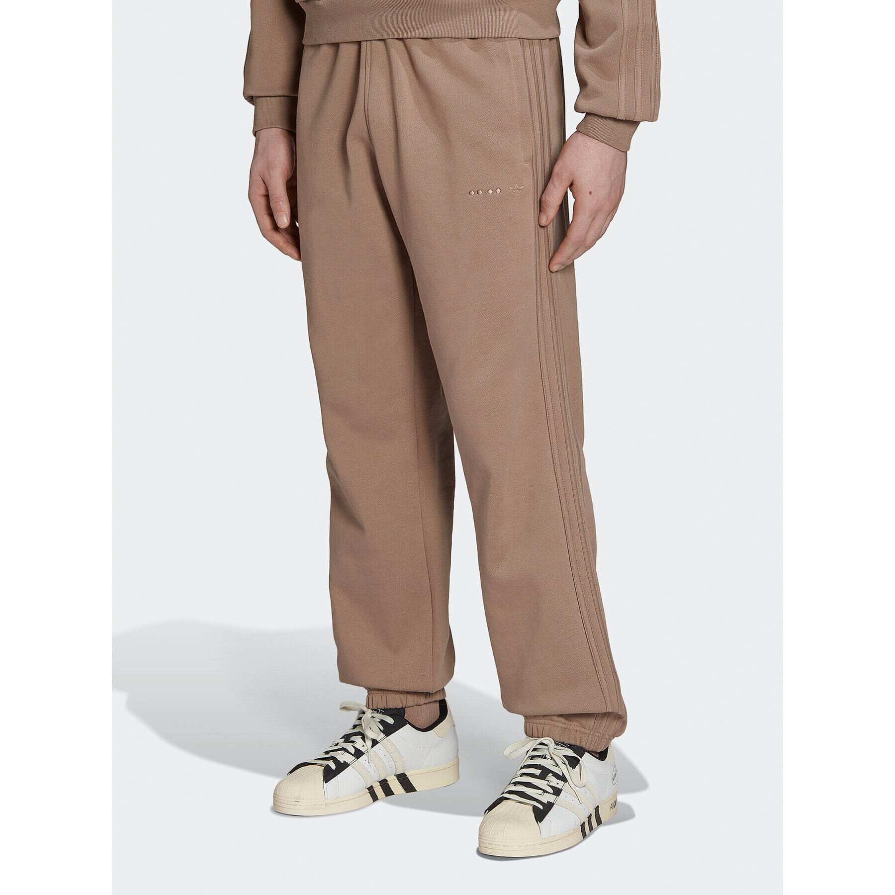 adidas Pantaloni trening Reveal Essentials HK2727 Maro Regular Fit - Pled.ro