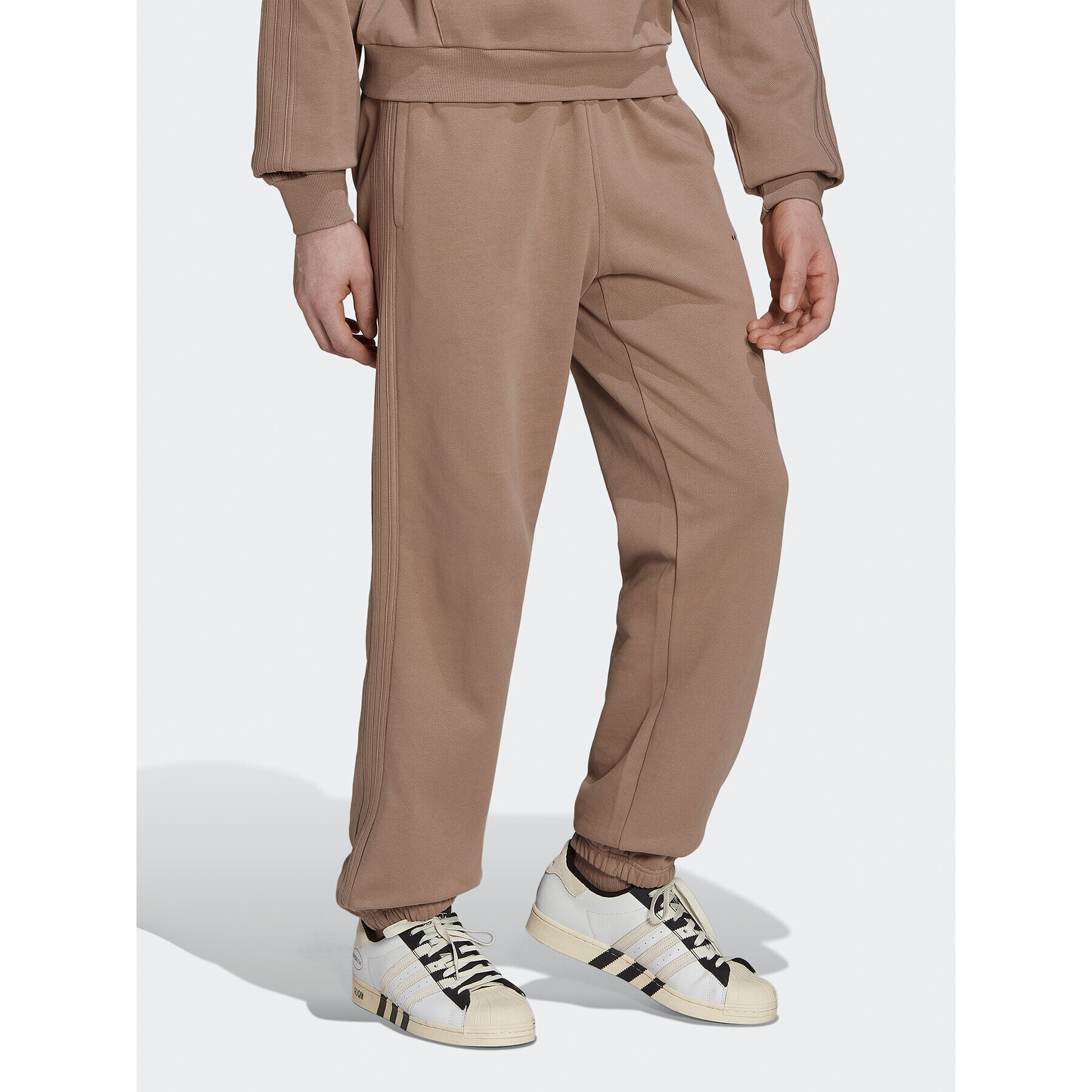 adidas Pantaloni trening Reveal Essentials HK2727 Maro Regular Fit - Pled.ro