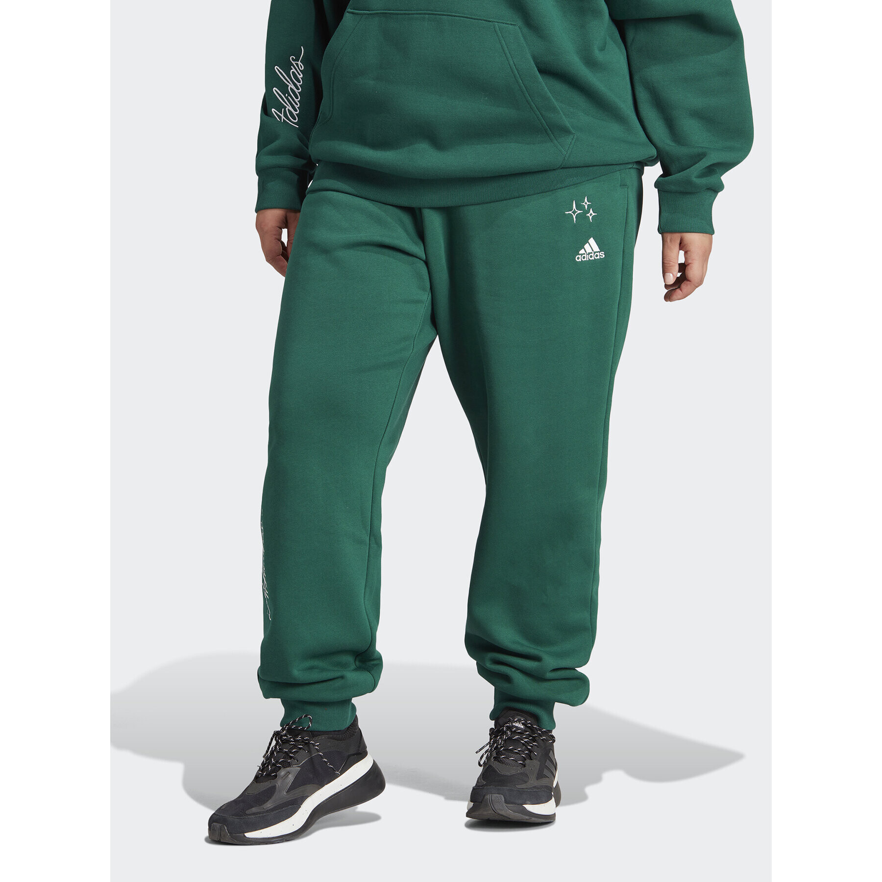 adidas Pantaloni trening Scribble Embroidery Fleece IK9649 Verde Loose Fit - Pled.ro