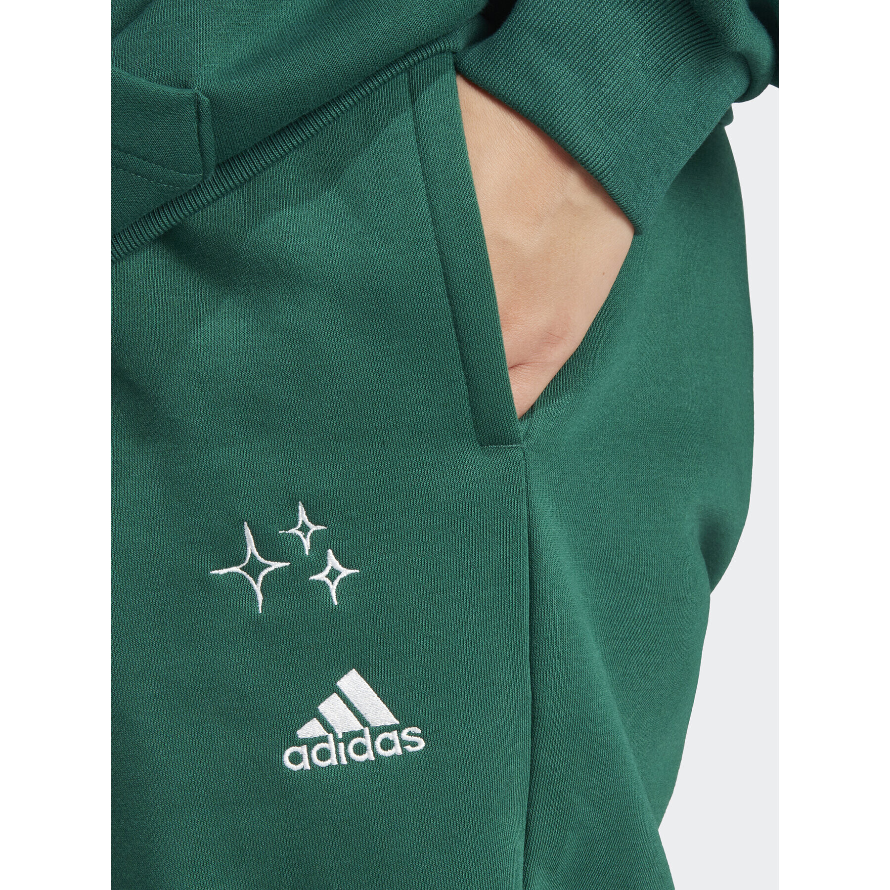 adidas Pantaloni trening Scribble Embroidery Fleece IK9649 Verde Loose Fit - Pled.ro