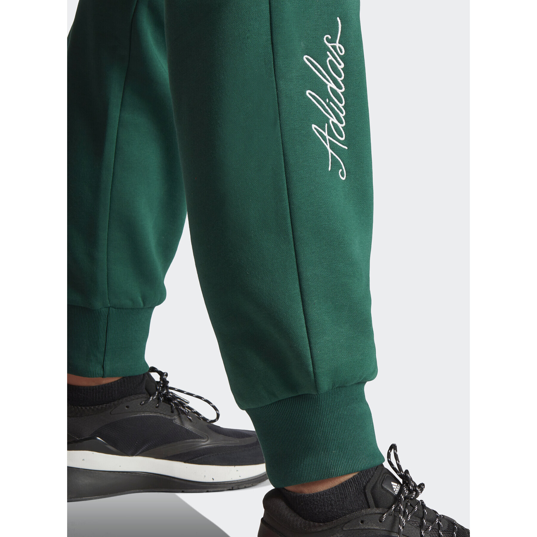 adidas Pantaloni trening Scribble Embroidery Fleece IK9649 Verde Loose Fit - Pled.ro