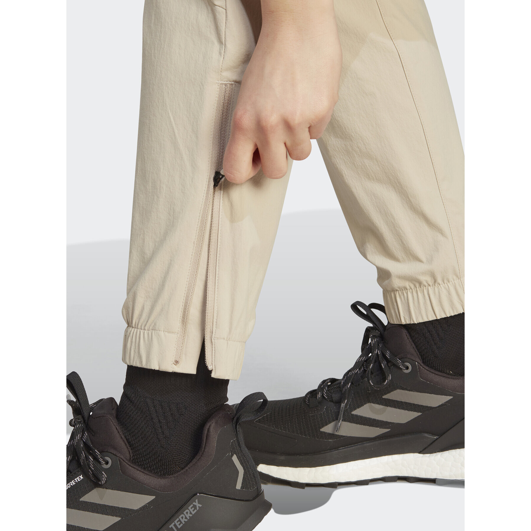 adidas Pantaloni trening Terrex Utilitas Hiking Zip-Off Tracksuit Bottoms HZ9046 Bej Regular Fit - Pled.ro