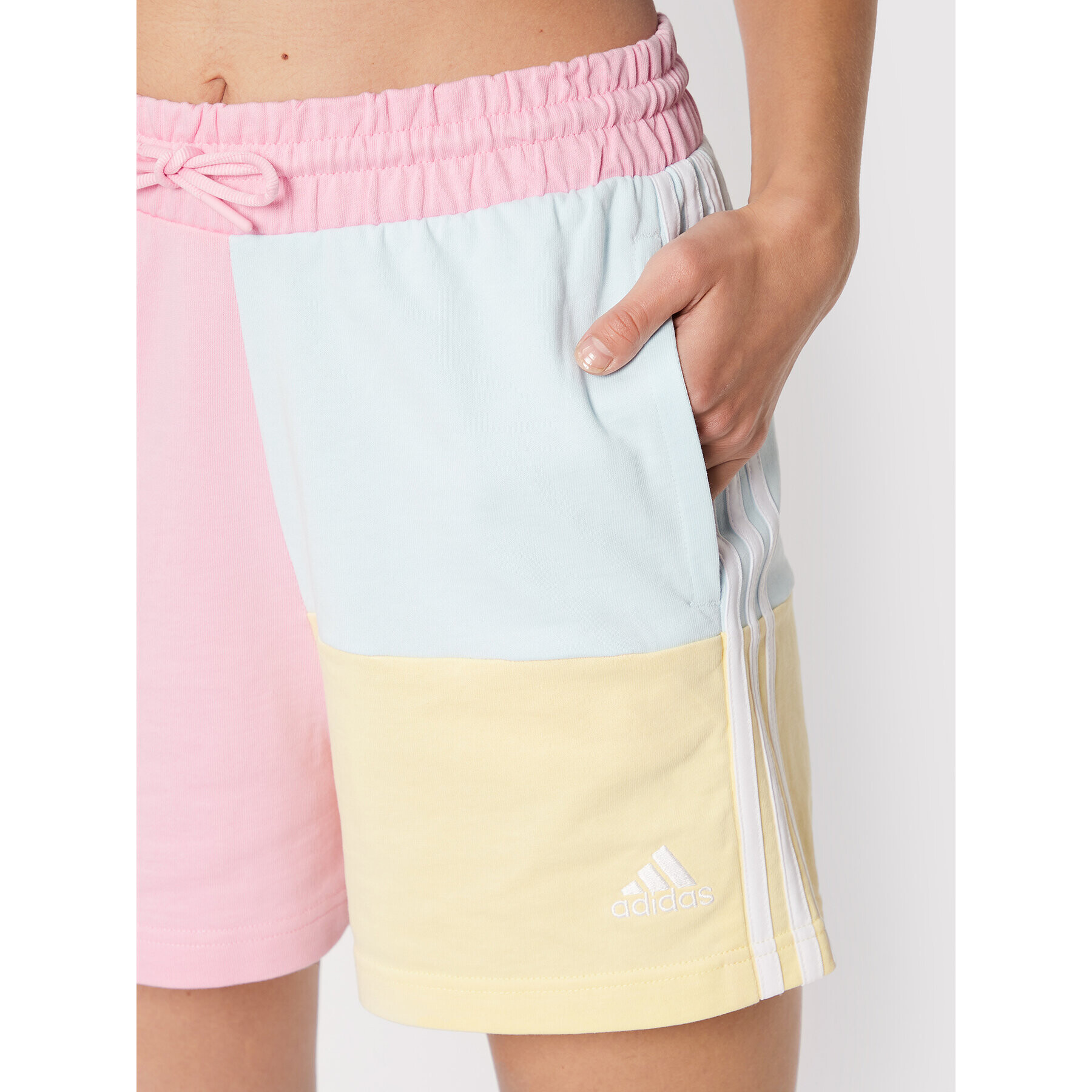 adidas Pantaloni scurți sport Essentials 3-Stripes Colorblock HJ9474 Colorat Relaxed Fit - Pled.ro