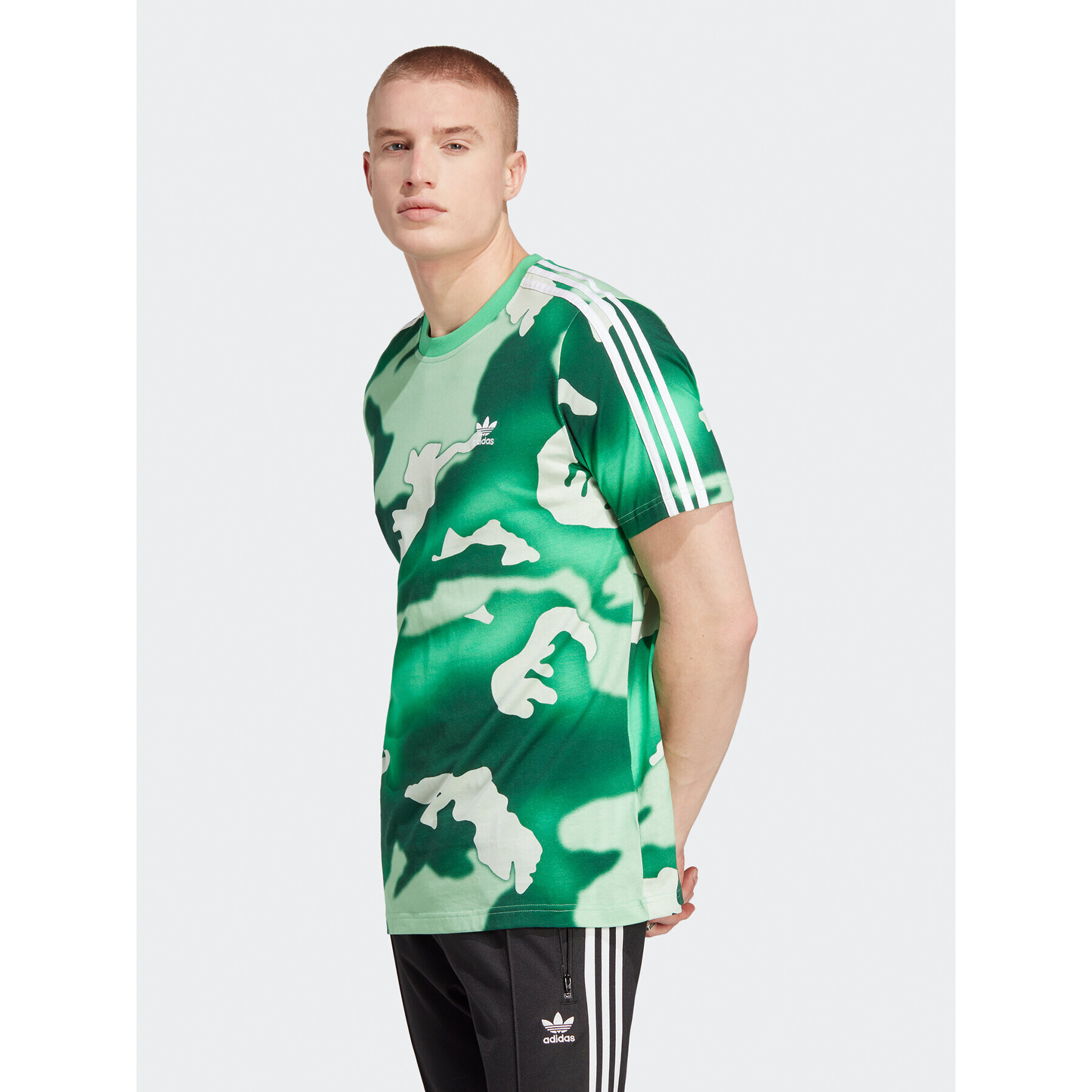 adidas Tricou Graphics Camo Allover Print T-Shirt HZ1157 Verde Regular Fit - Pled.ro