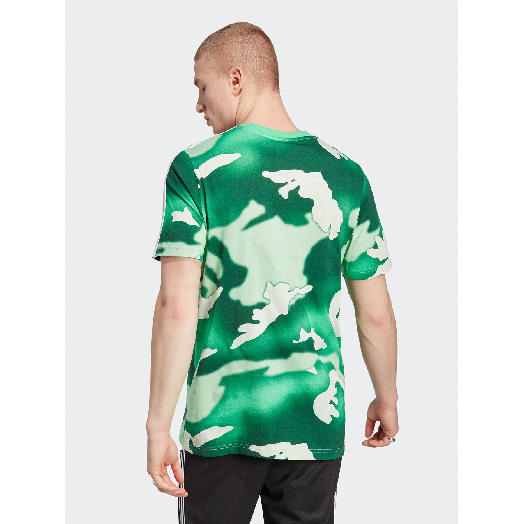 adidas Tricou Graphics Camo Allover Print T-Shirt HZ1157 Verde Regular Fit - Pled.ro