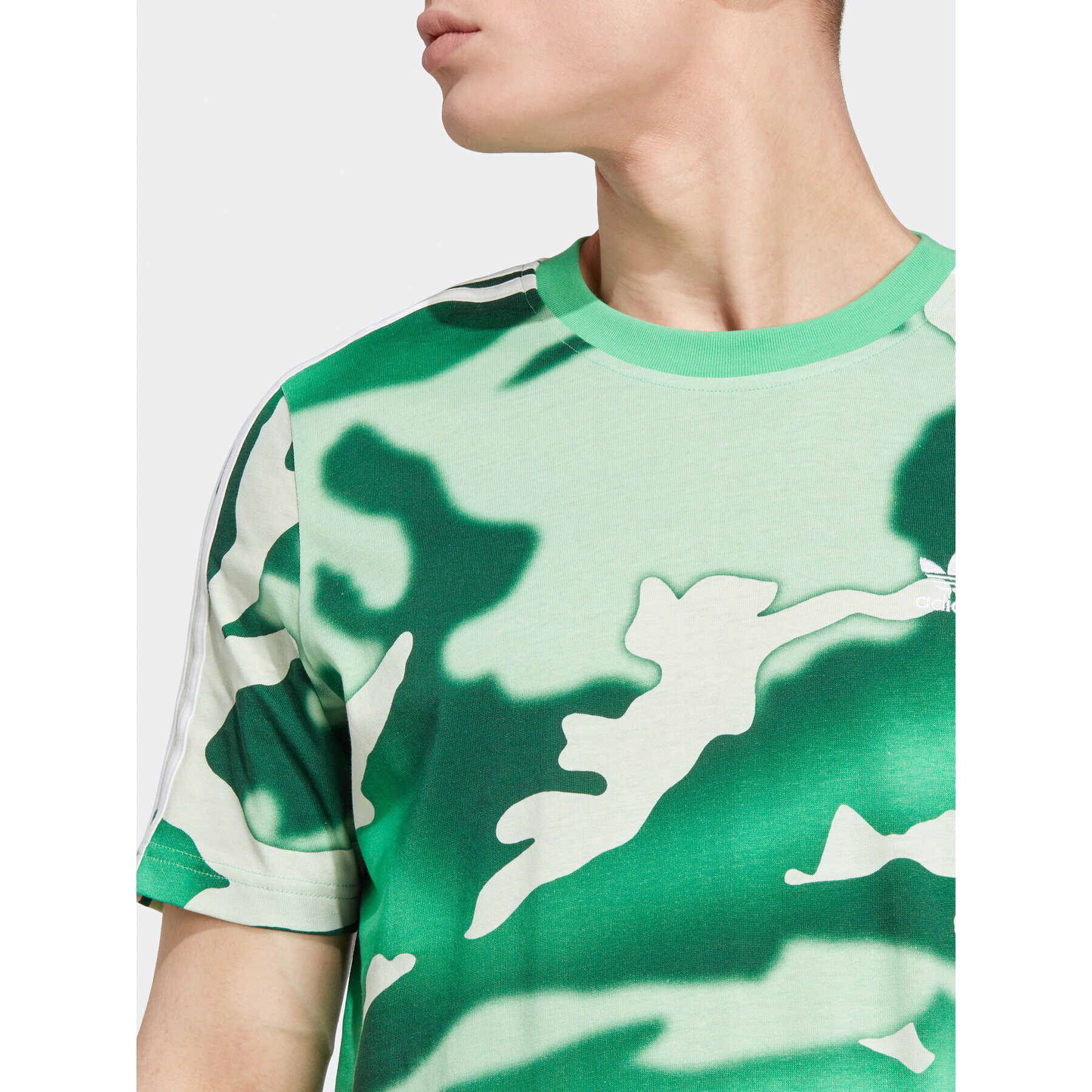 adidas Tricou Graphics Camo Allover Print T-Shirt HZ1157 Verde Regular Fit - Pled.ro