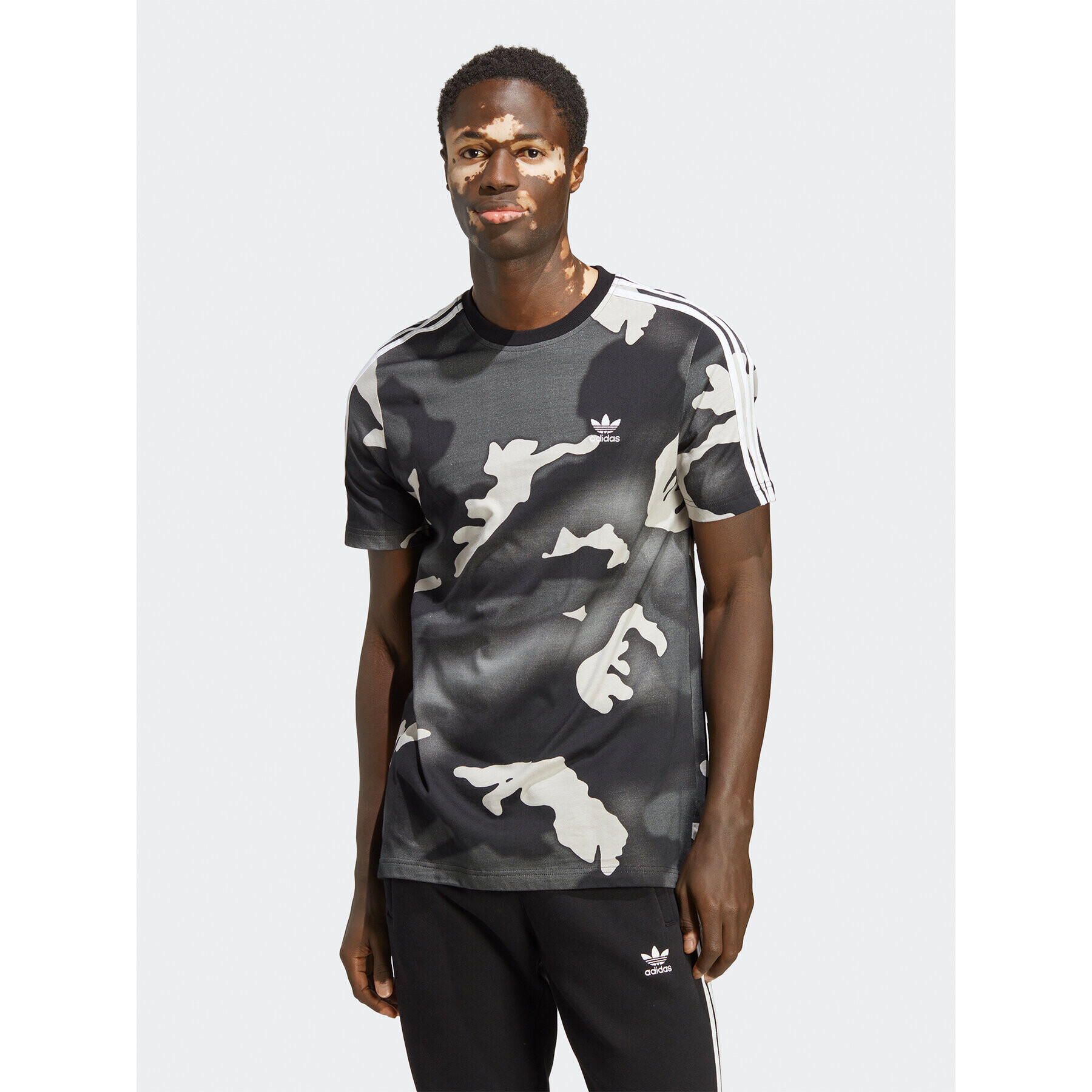 adidas Tricou Graphics Camo Allover Print T-Shirt IC5727 Negru Regular Fit - Pled.ro