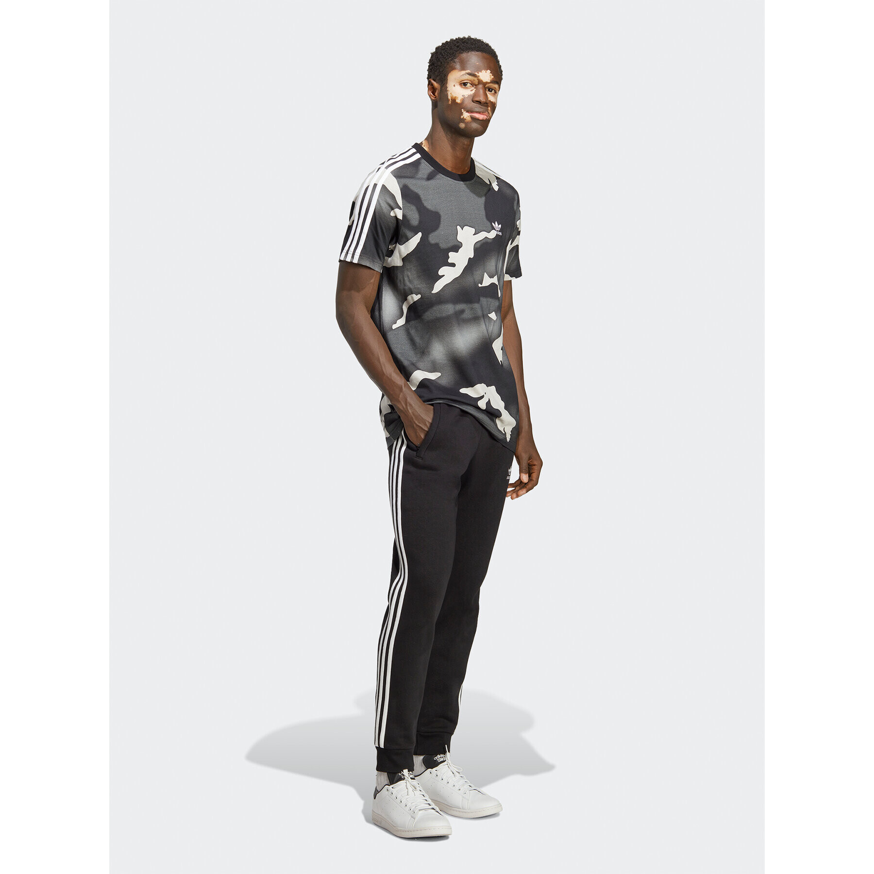 adidas Tricou Graphics Camo Allover Print T-Shirt IC5727 Negru Regular Fit - Pled.ro