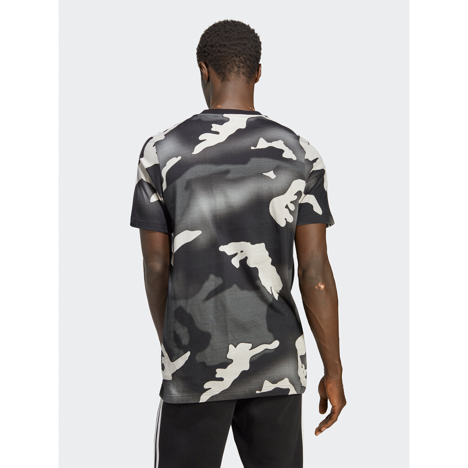 adidas Tricou Graphics Camo Allover Print T-Shirt IC5727 Negru Regular Fit - Pled.ro