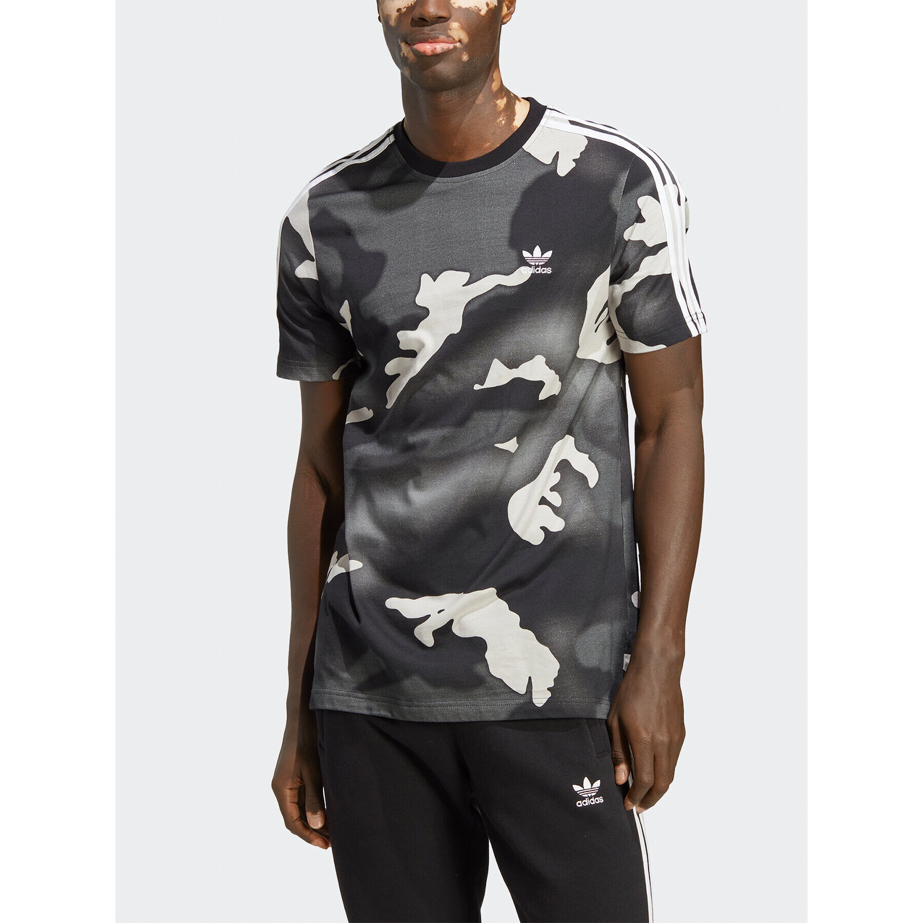 adidas Tricou Graphics Camo Allover Print T-Shirt IC5727 Negru Regular Fit - Pled.ro