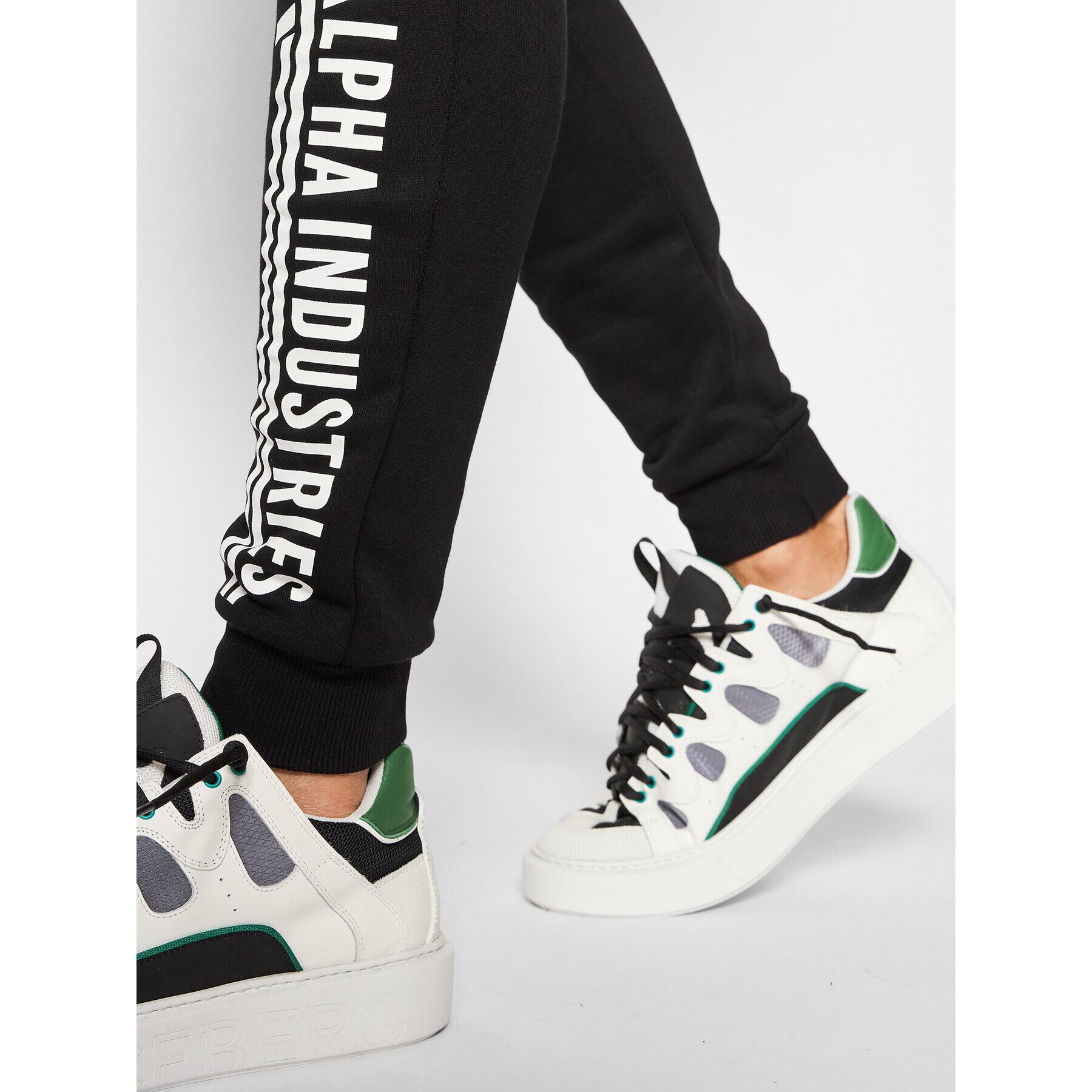 Alpha Industries Pantaloni trening Jogger 118364 Negru Regular Fit - Pled.ro