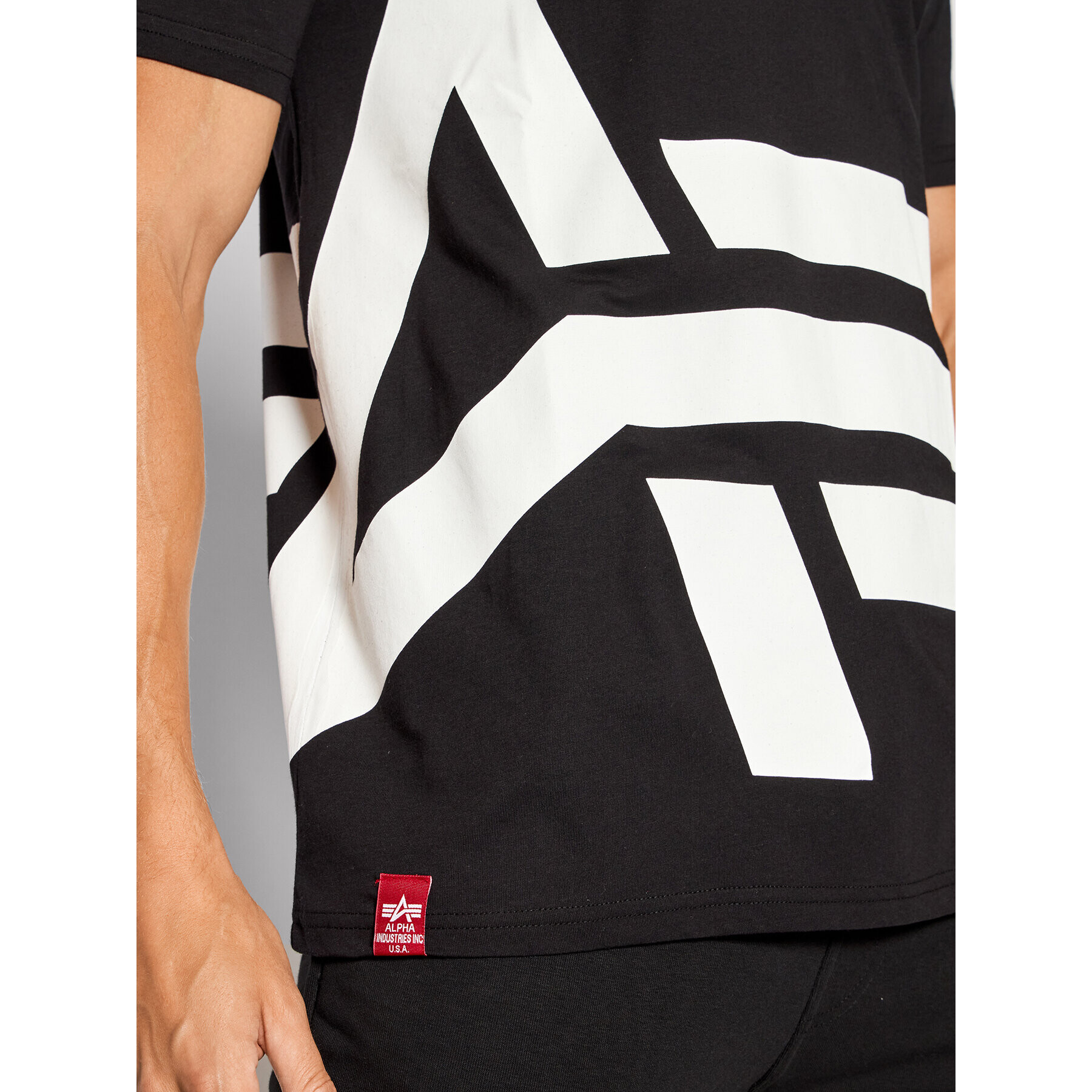 Alpha Industries Tricou Side Logo 118508 Negru Regular Fit - Pled.ro