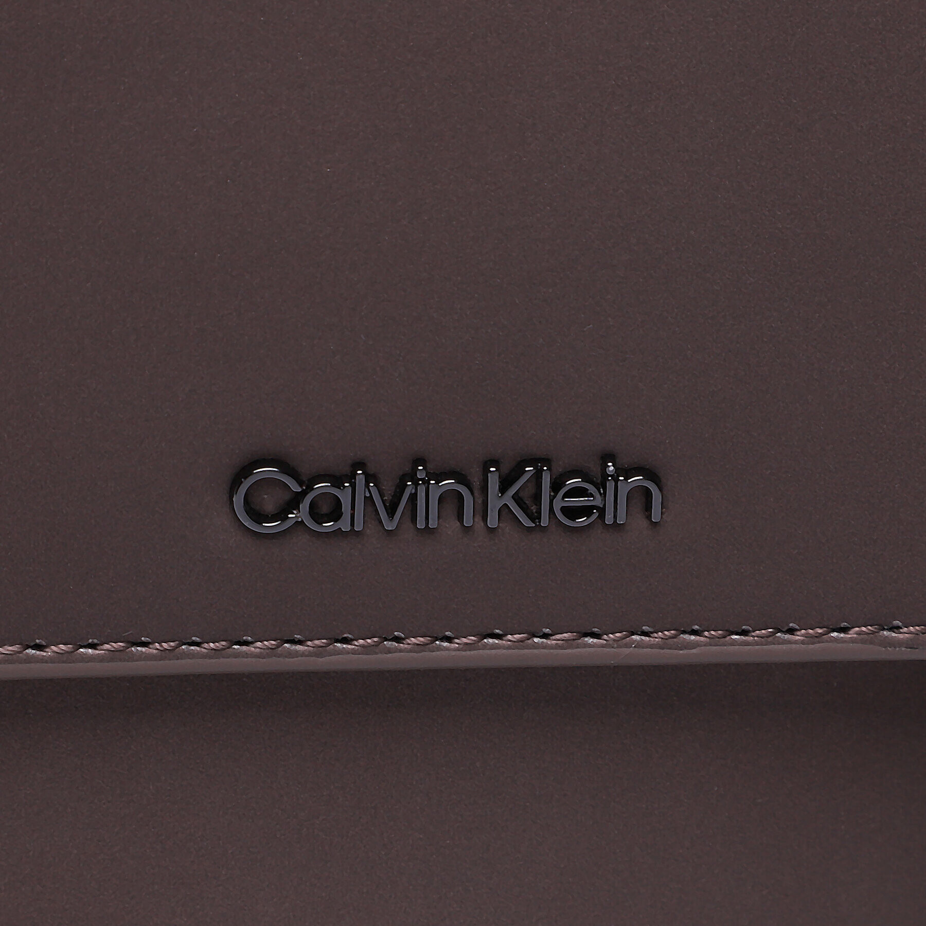 Calvin Klein Etui pentru telefon Ck Must Phone Pouch Rubberized K60K610230 Maro - Pled.ro