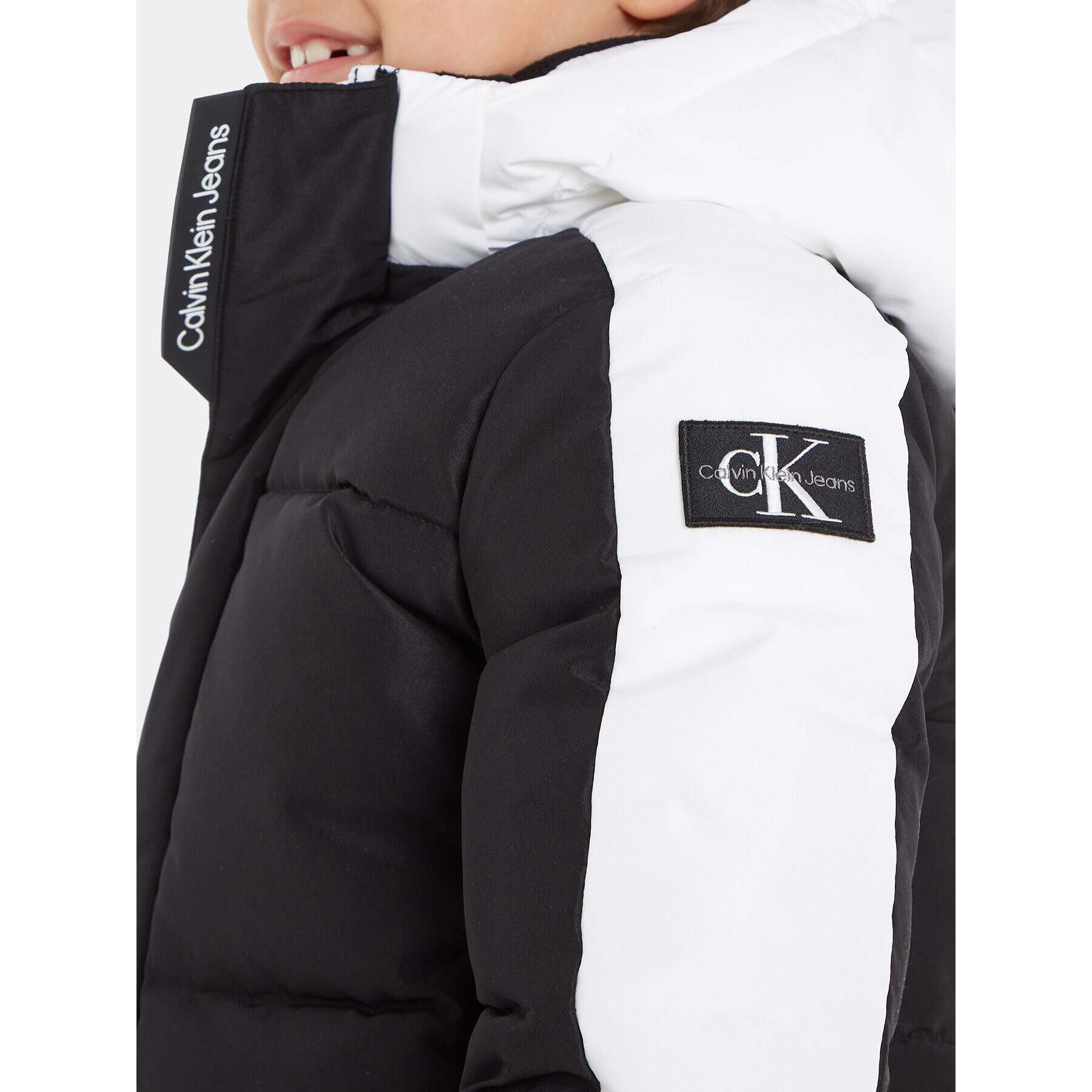 Calvin Klein Jeans Geacă din puf Color Block Puffer IB0IB01722 Negru Regular Fit - Pled.ro