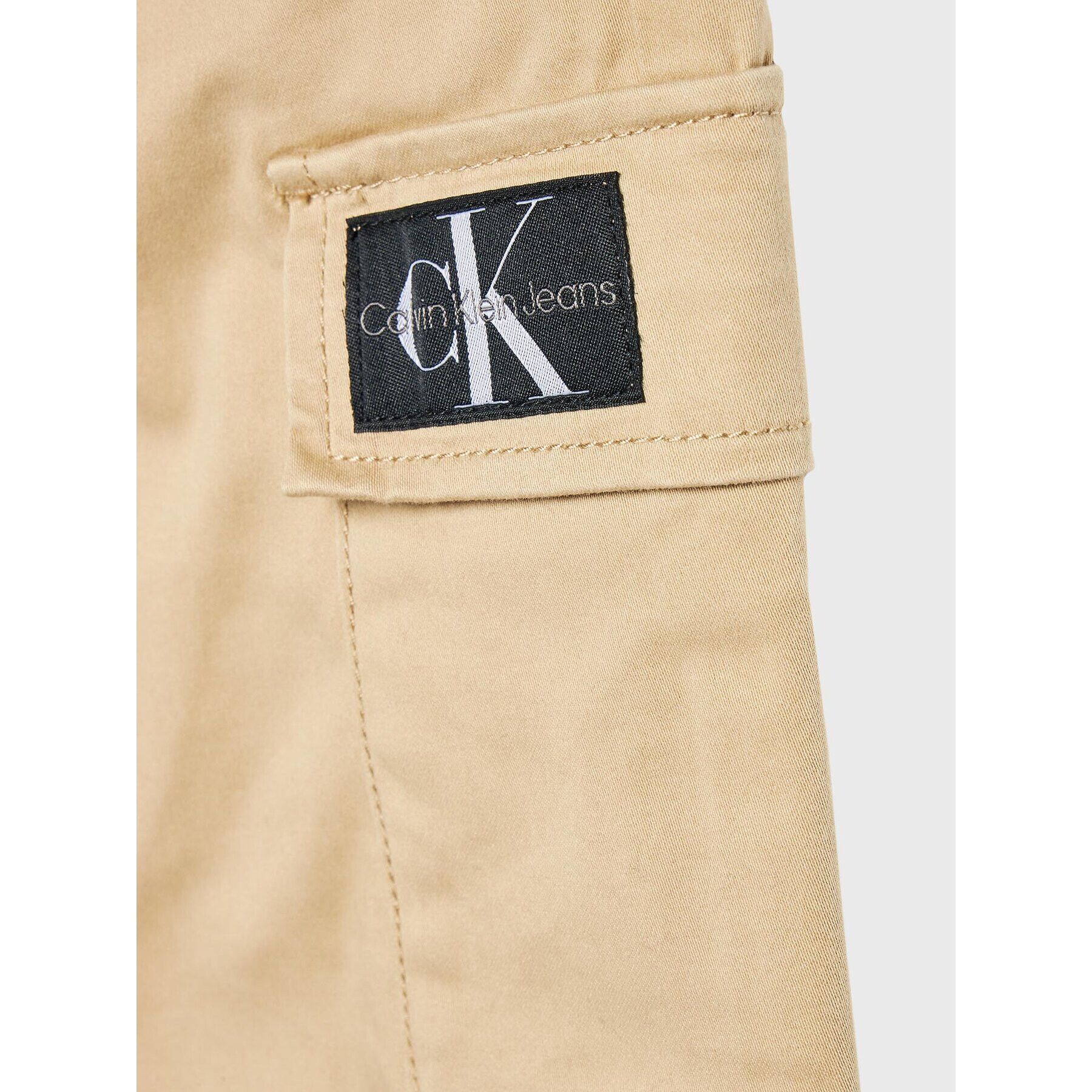 Calvin Klein Jeans Pantaloni din material Cargo IB0IB01341 Écru Regular Fit - Pled.ro