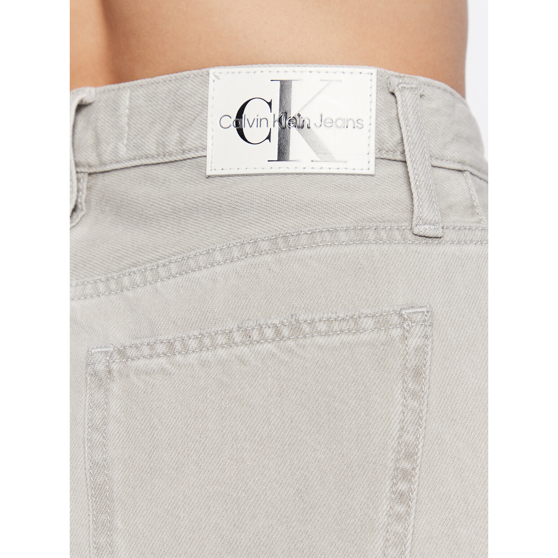 Calvin Klein Jeans Pantaloni scurți de blugi J20J220643 Gri Mom Fit - Pled.ro