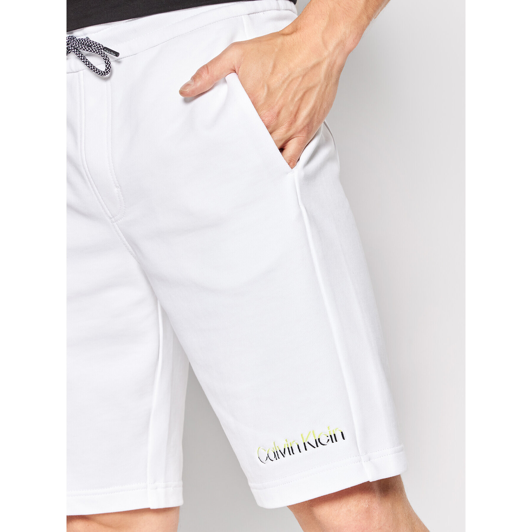 Calvin Klein Pantaloni scurți sport Multicolour Logo K10K108936 Alb Regular Fit - Pled.ro