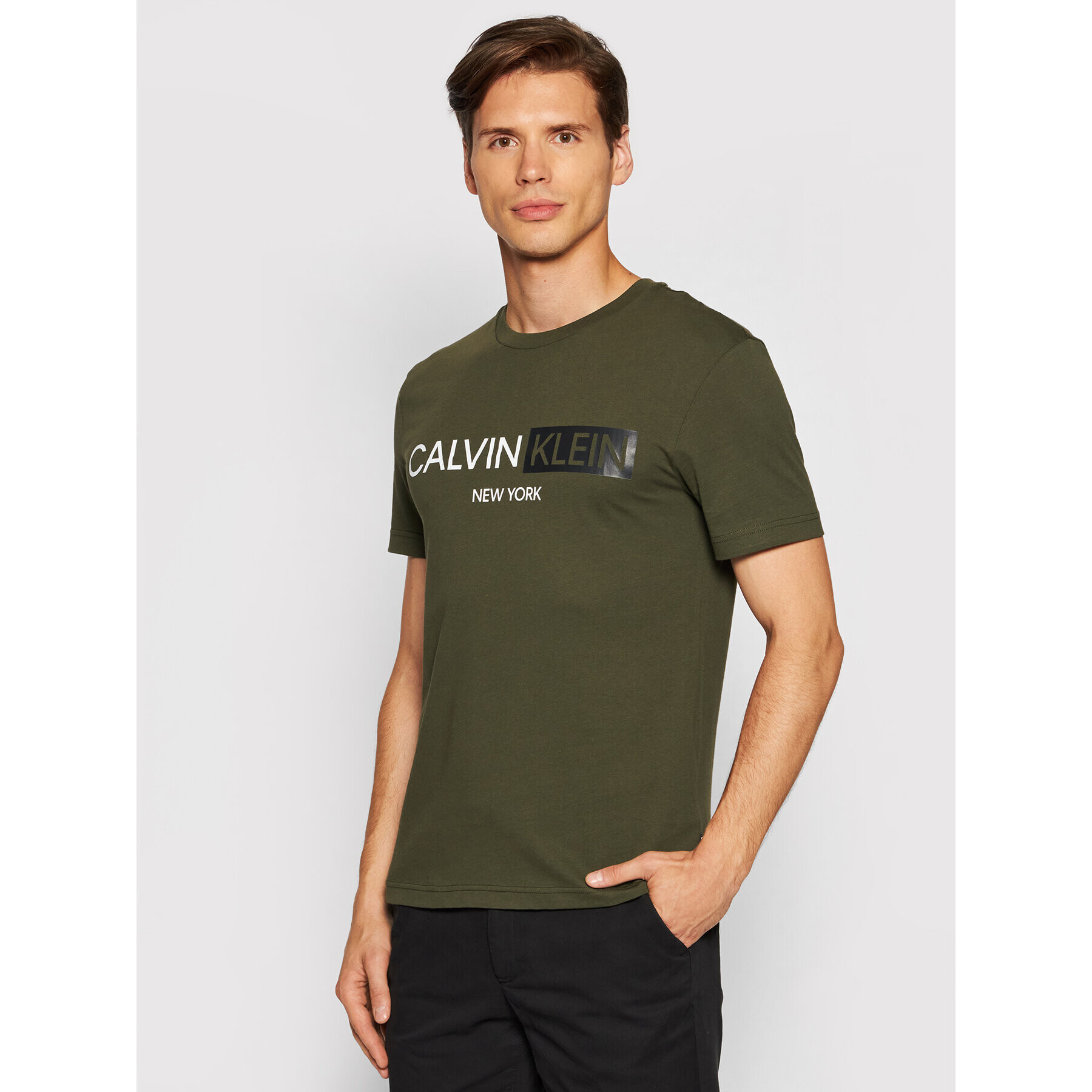 Calvin Klein Tricou Contrast Graphic Logo K10K107256 Verde Regular Fit - Pled.ro