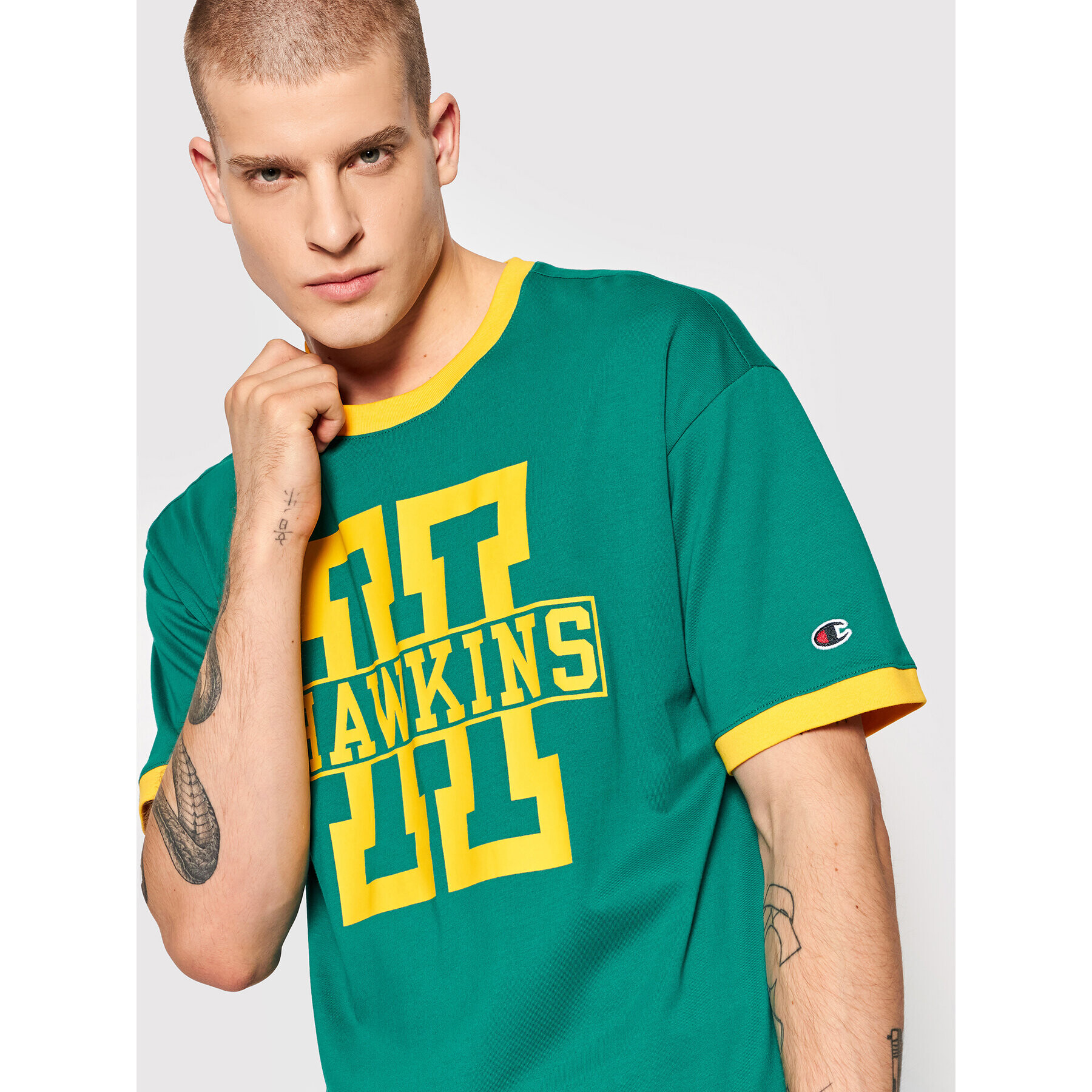 Champion Tricou Unisex STRANGER THINGS Hawkins 217756 Verde Custom Fit - Pled.ro