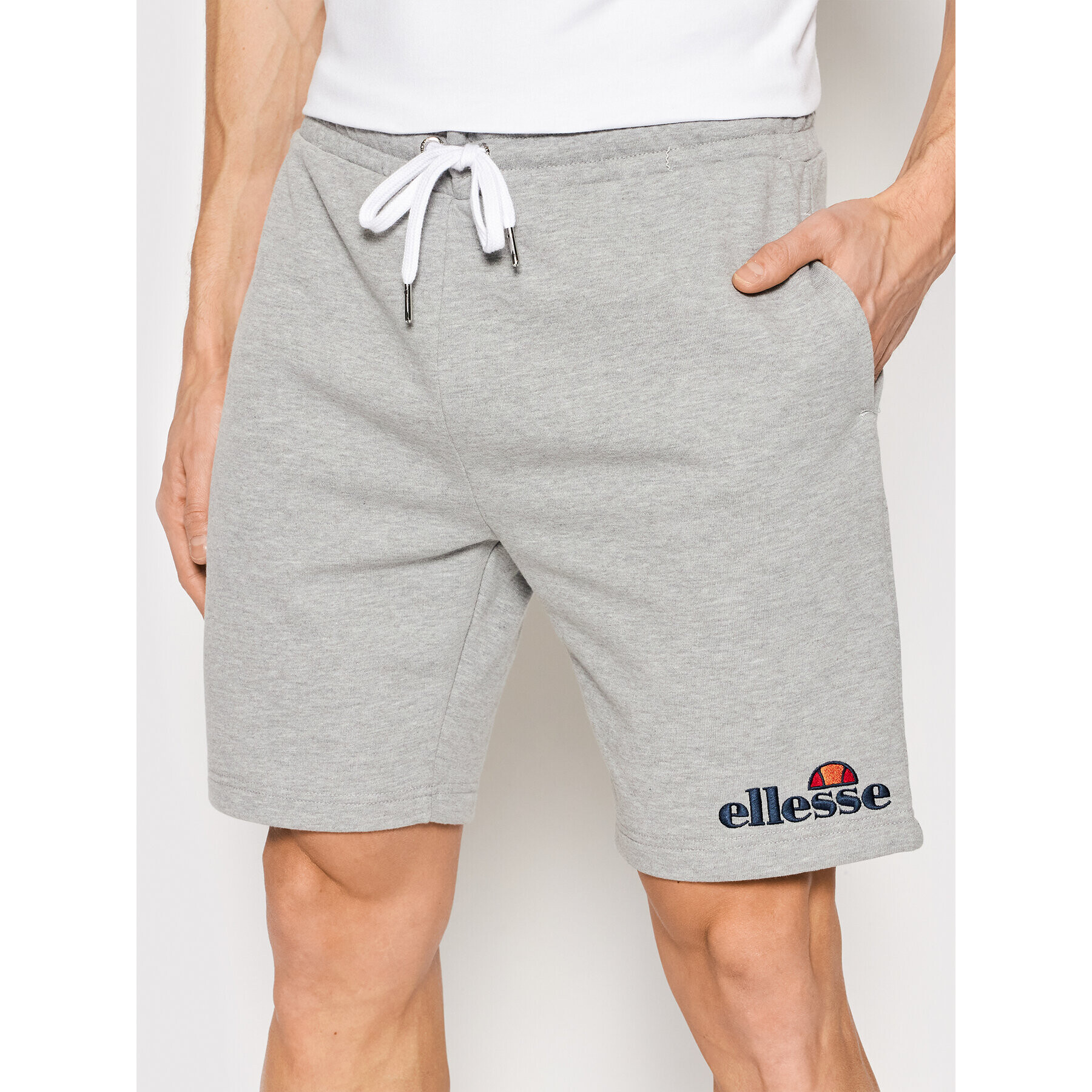 Ellesse Pantaloni scurți sport Silvan SHF09162 Gri Regular Fit - Pled.ro