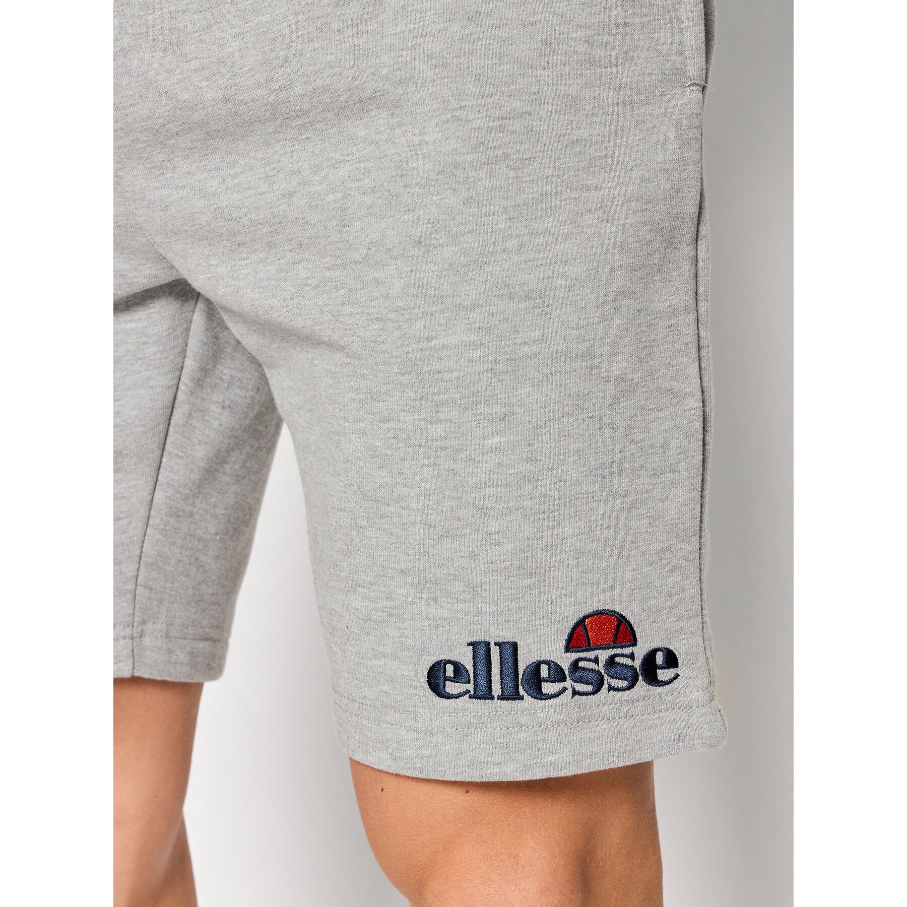 Ellesse Pantaloni scurți sport Silvan SHF09162 Gri Regular Fit - Pled.ro