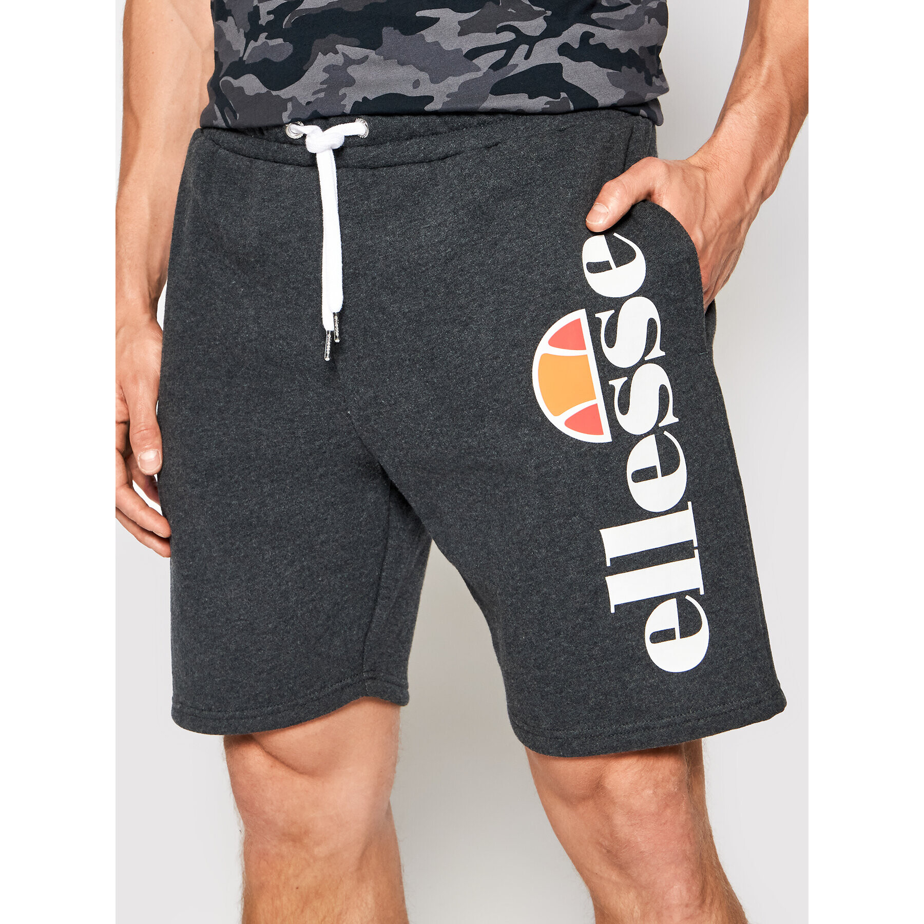 Ellesse Pantaloni scurți sport Bossini SHS08748 Gri Regular Fit - Pled.ro