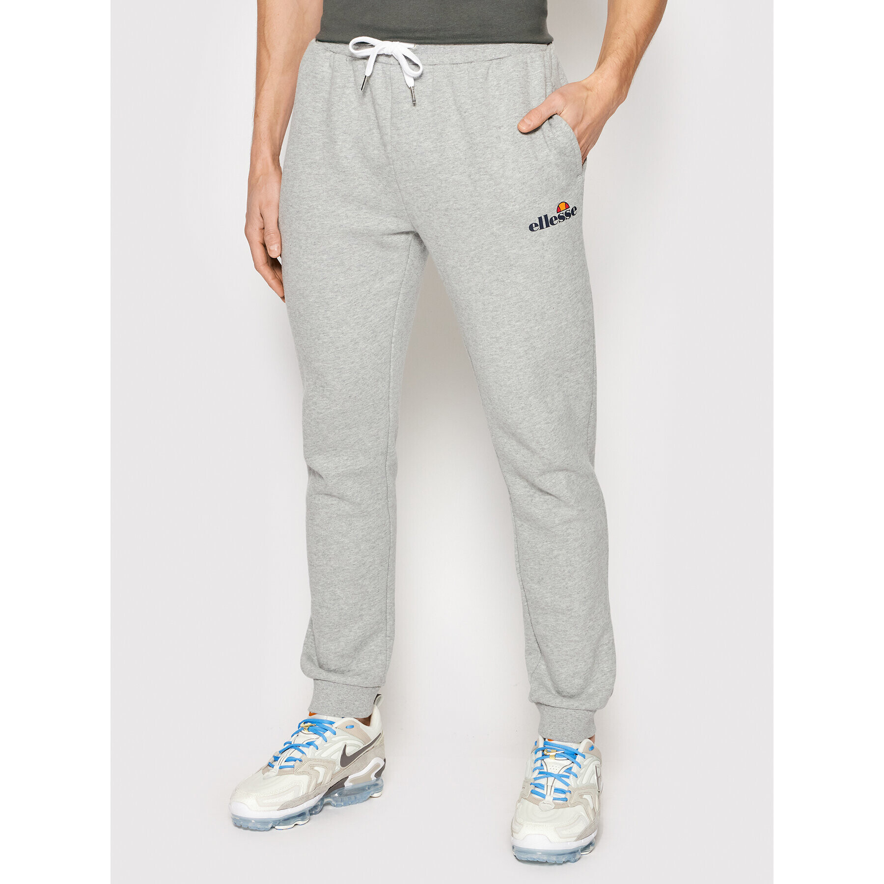 Ellesse Pantaloni trening Granite SHK12643 Gri Regular Fit - Pled.ro