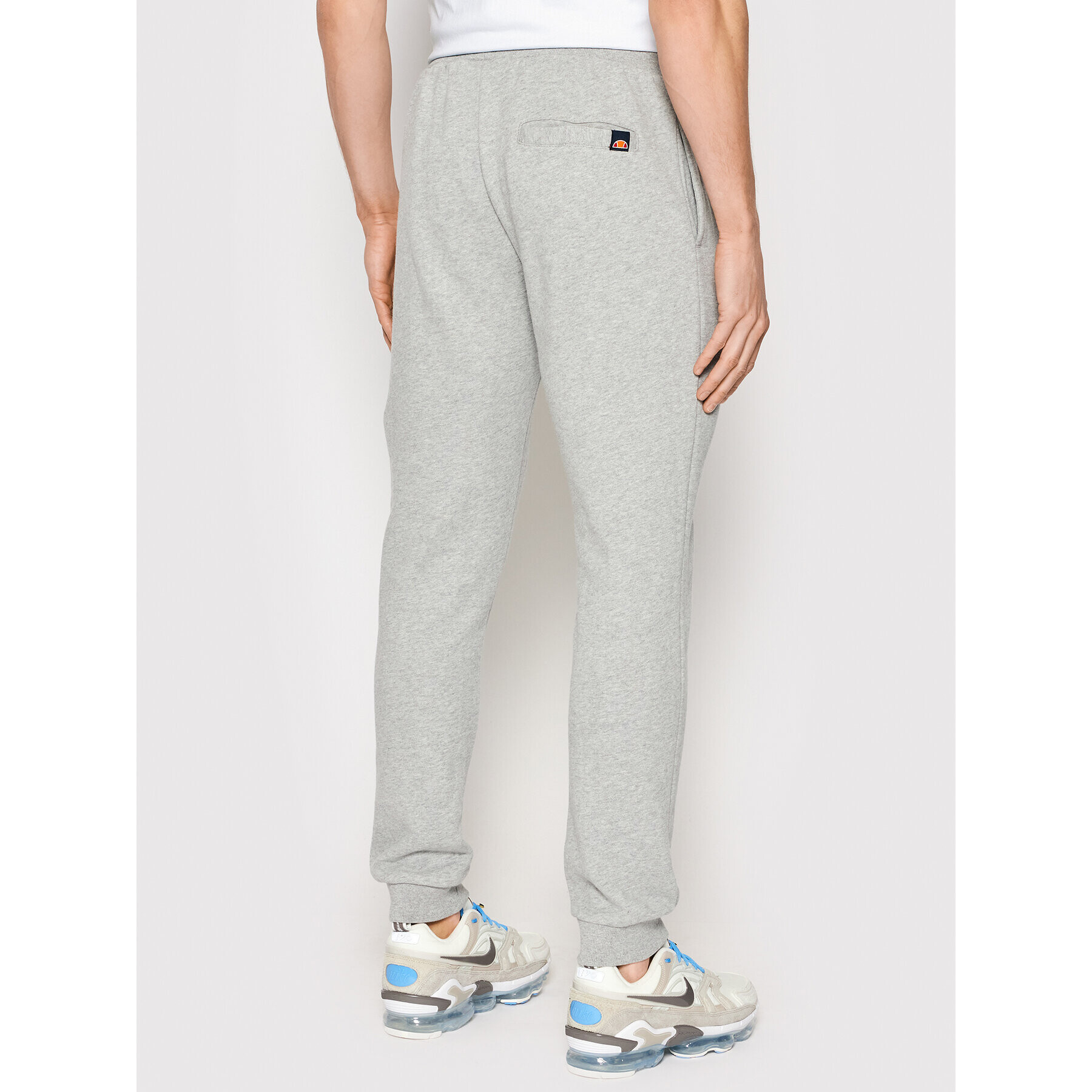 Ellesse Pantaloni trening Granite SHK12643 Gri Regular Fit - Pled.ro