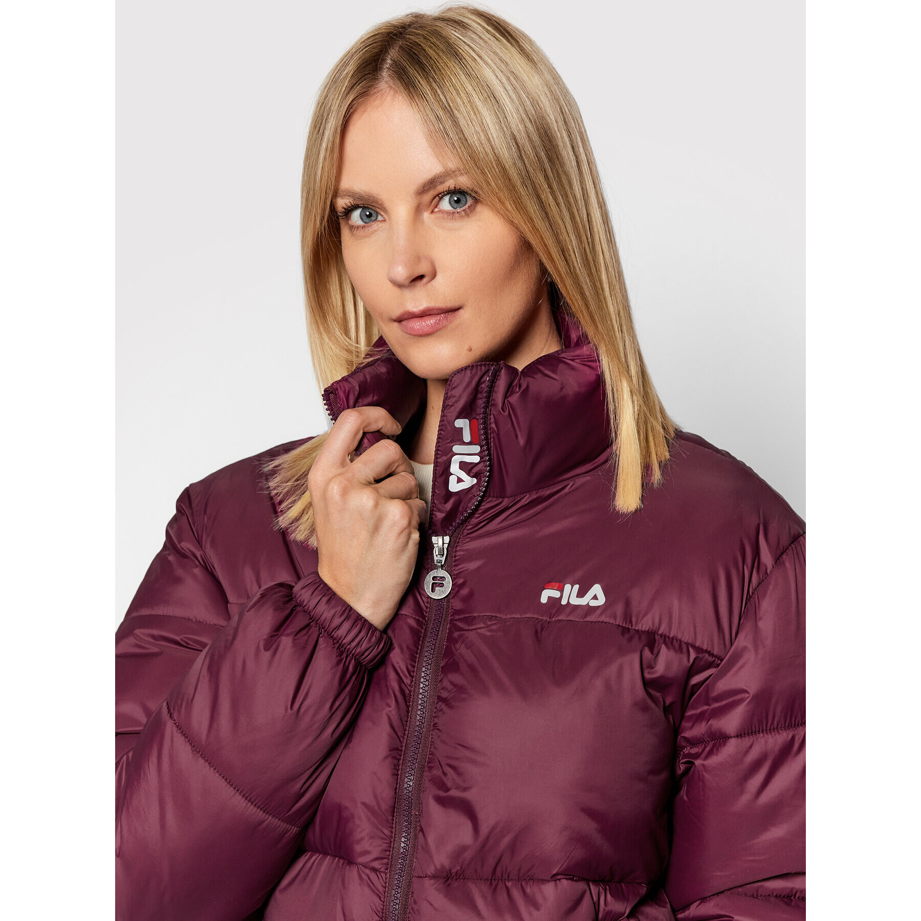 Fila Geacă din puf Susi 688379 Vișiniu Regular Fit - Pled.ro