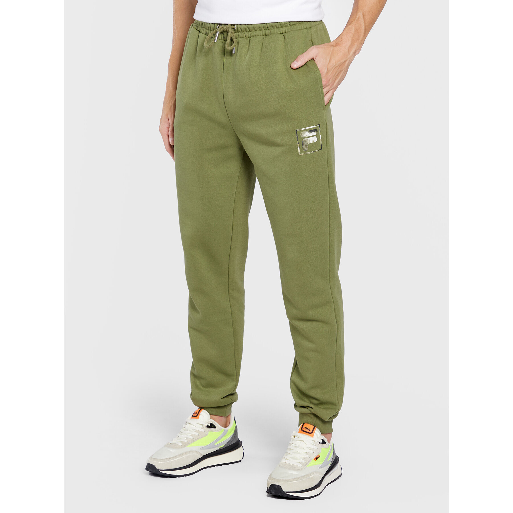 Fila Pantaloni trening Benevento FAM0182 Verde Regular Fit - Pled.ro