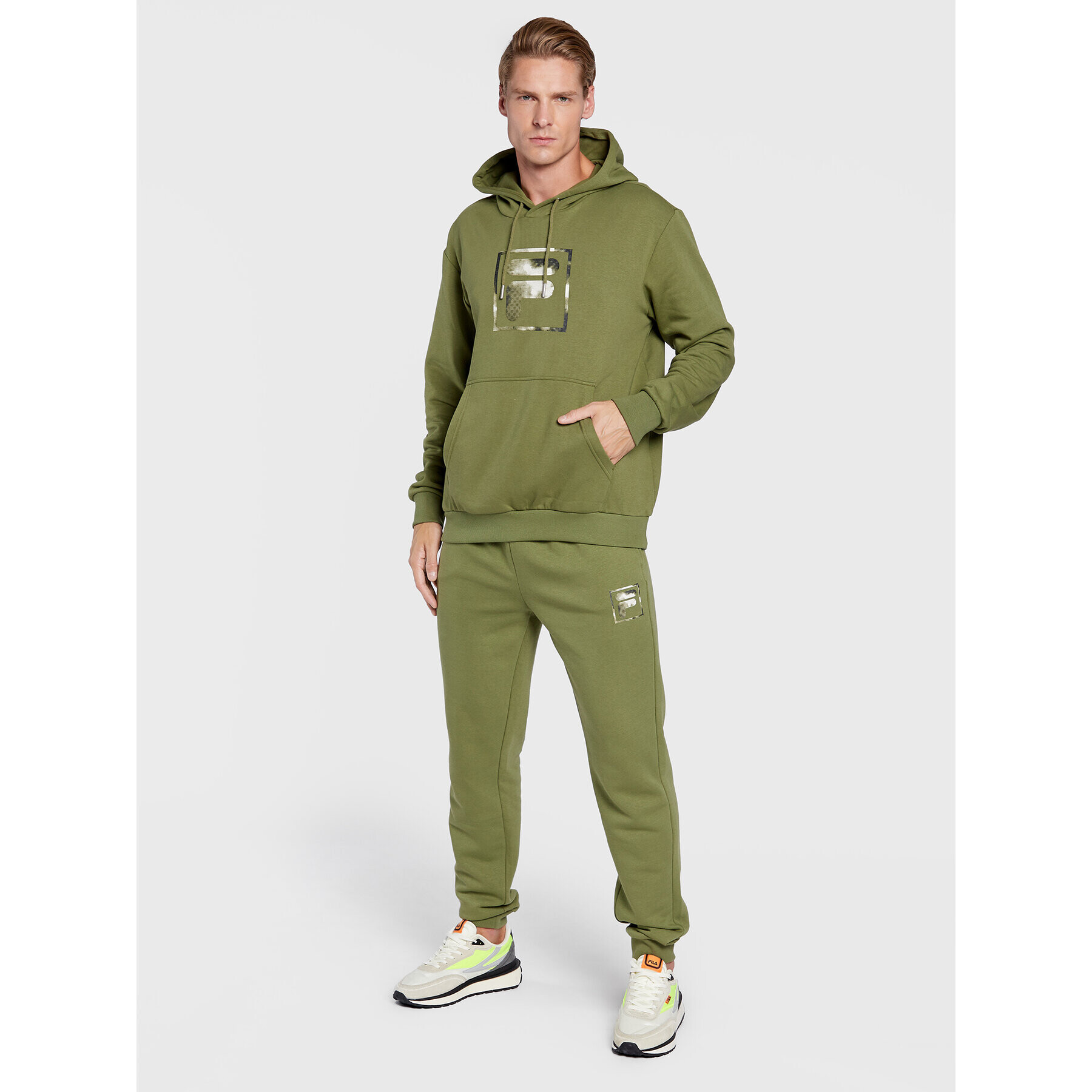 Fila Pantaloni trening Benevento FAM0182 Verde Regular Fit - Pled.ro