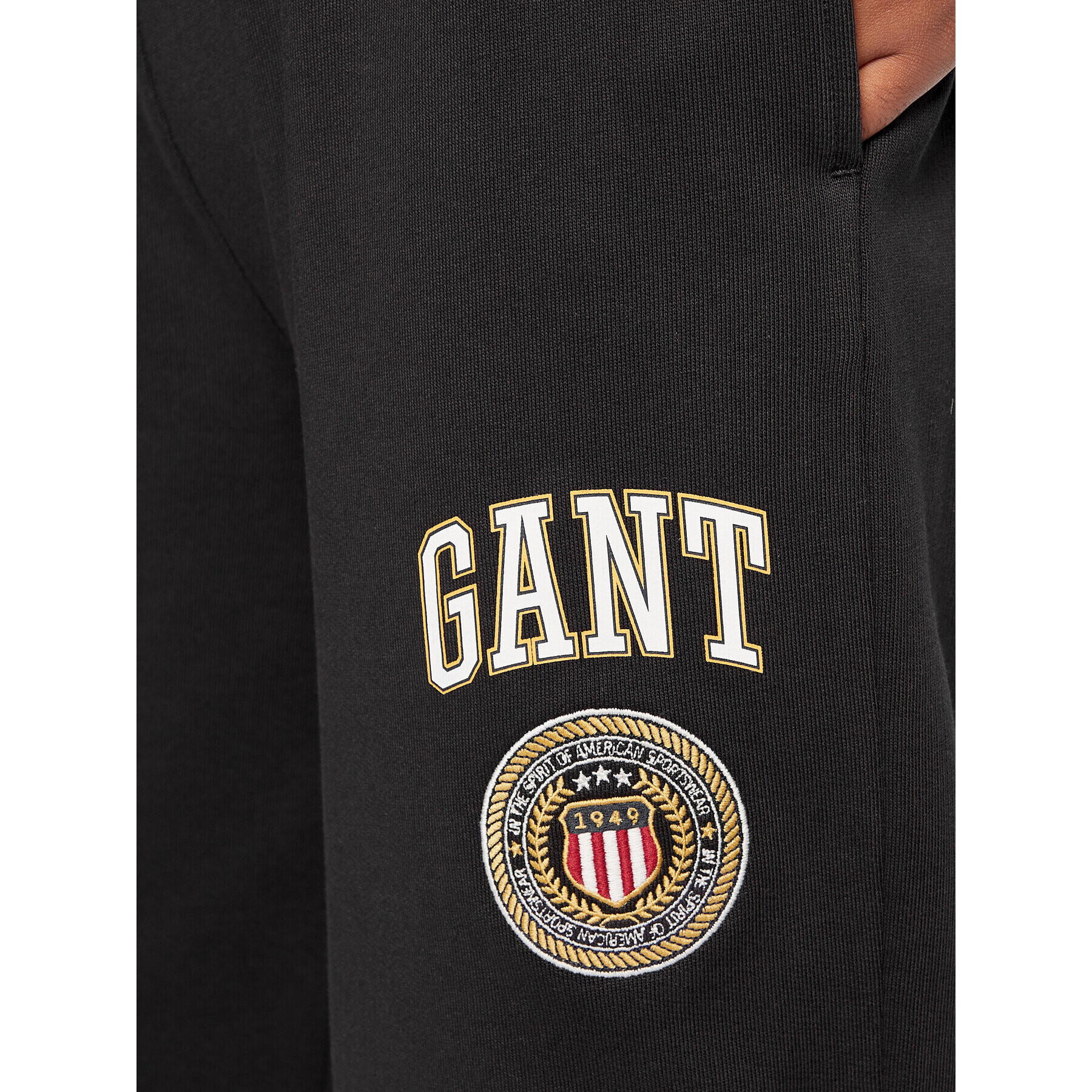 Gant Pantaloni trening Crest Shield 4203916 Negru Relaxed Fit - Pled.ro