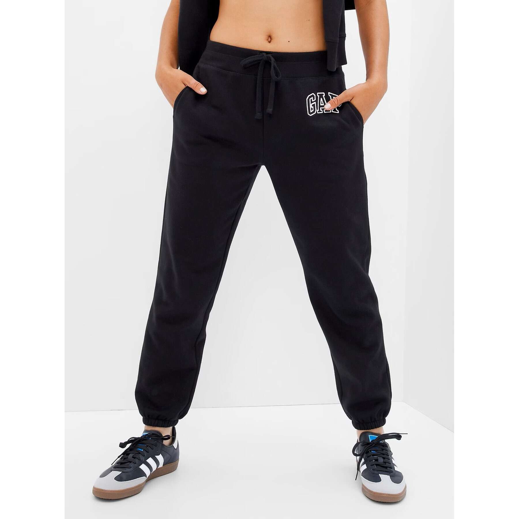 Gap Pantaloni trening 463492-04 Negru Regular Fit - Pled.ro