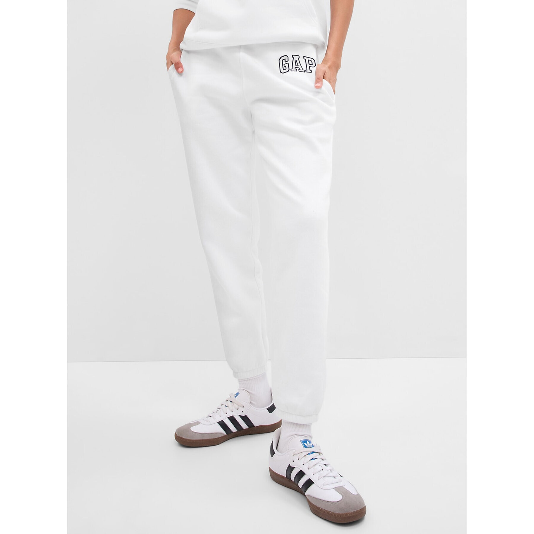 Gap Pantaloni trening 463492-18 Alb Regular Fit - Pled.ro