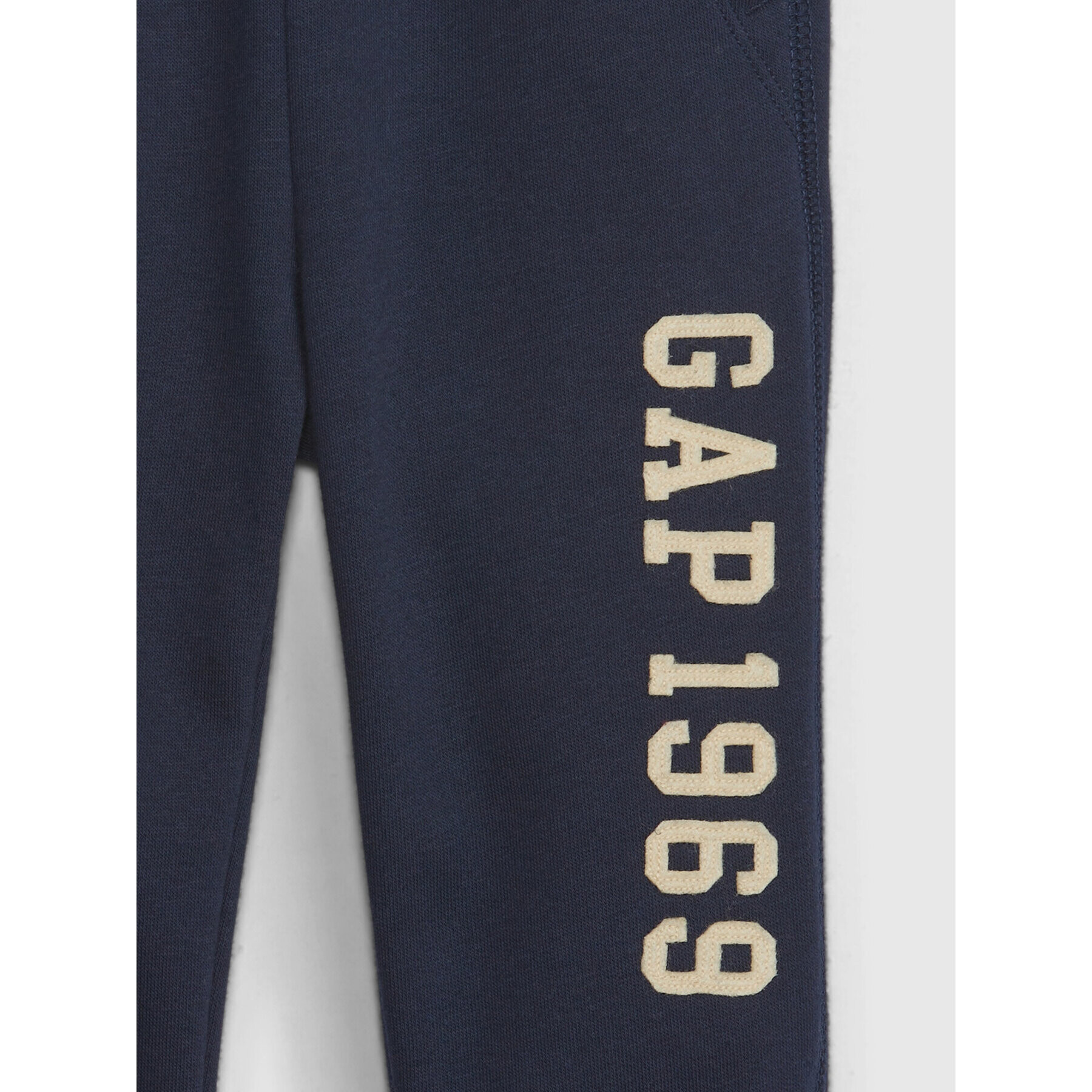 Gap Pantaloni trening 773994-00 Bleumarin Regular Fit - Pled.ro