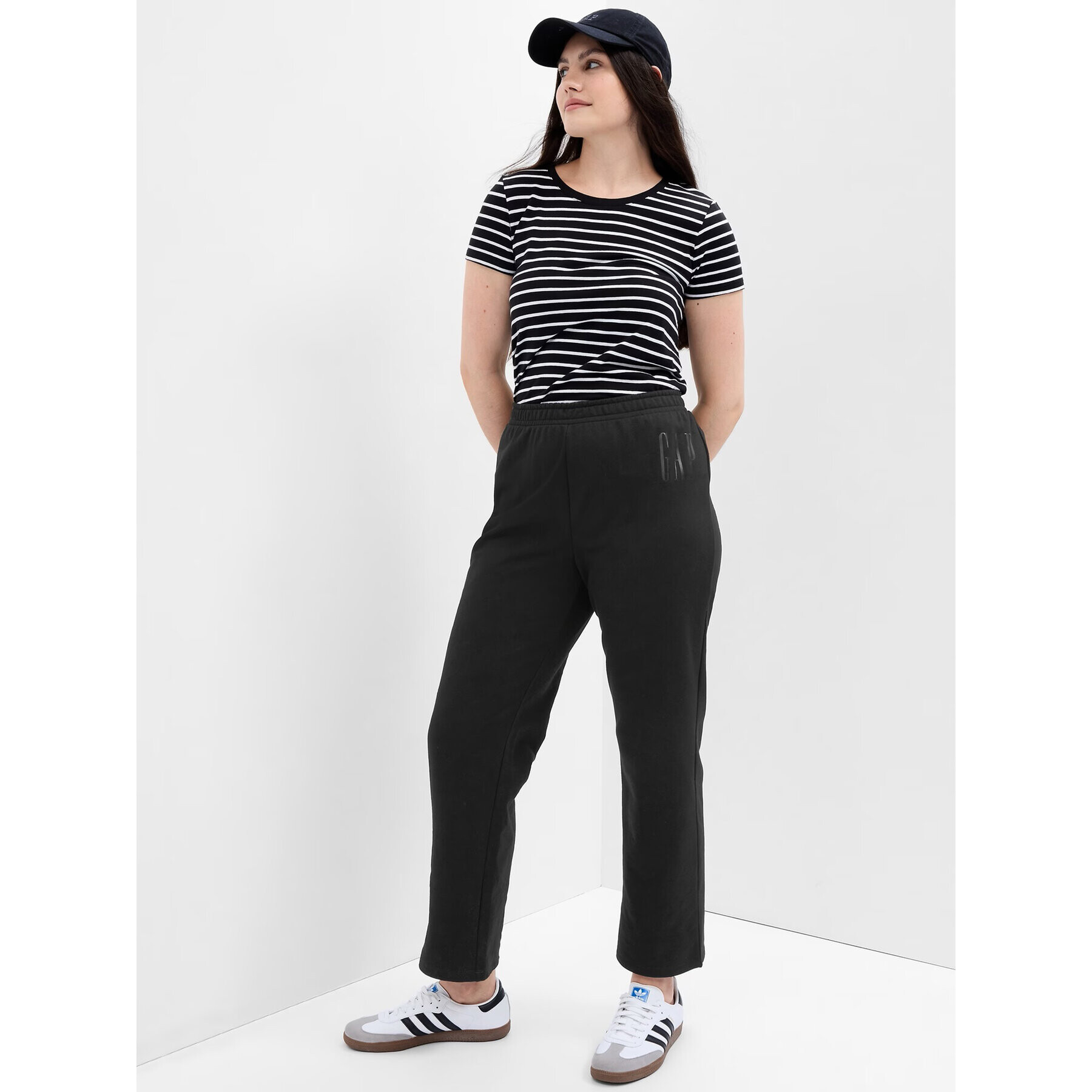 Gap Pantaloni trening 796096-01 Negru Regular Fit - Pled.ro