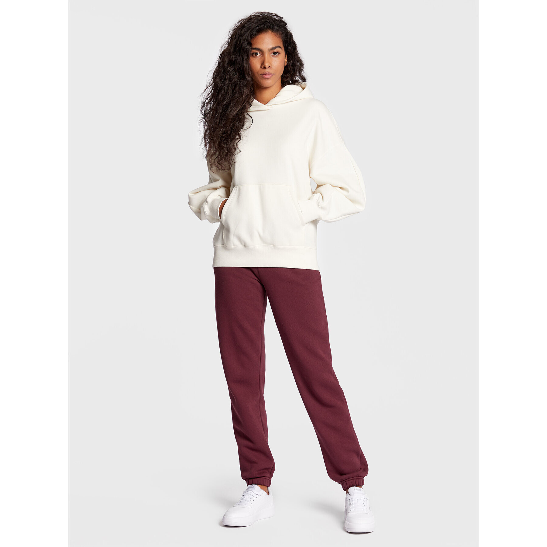 Gina Tricot Pantaloni trening Basic 87590 Vișiniu Regular Fit - Pled.ro