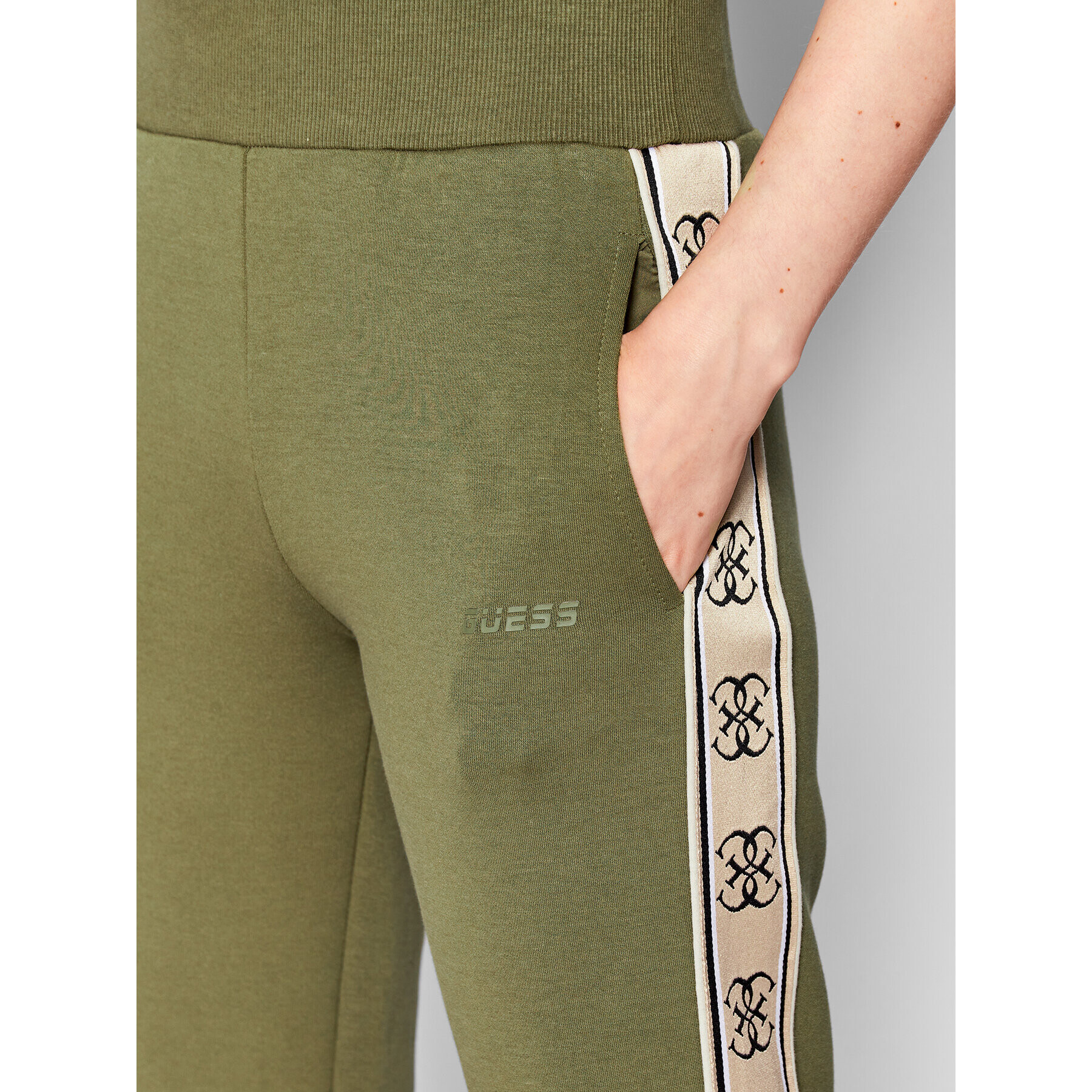 Guess Pantaloni trening 4G Logo Tape V2RB05 KA3P1 Verde Regular Fit - Pled.ro