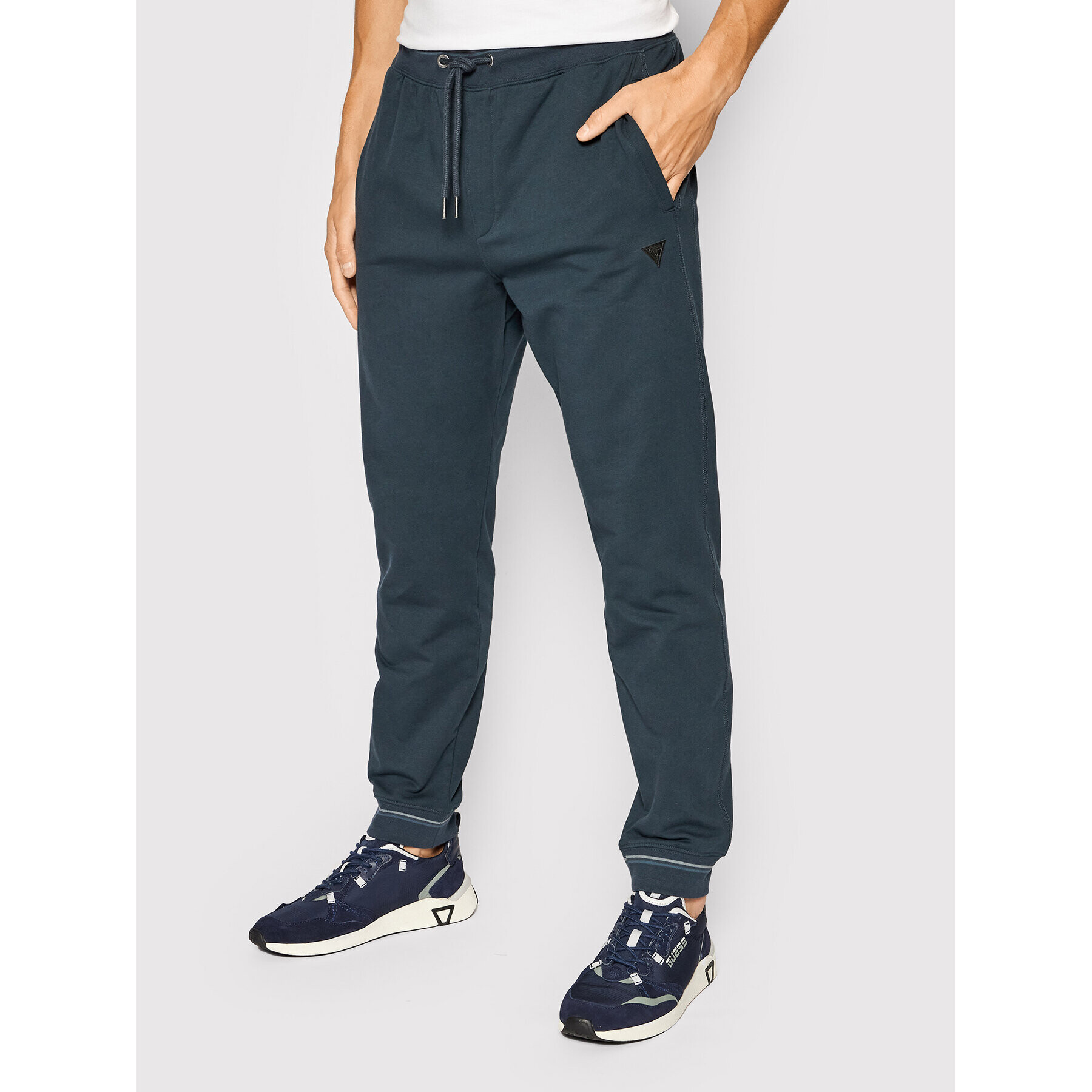 Guess Pantaloni trening M1BB37 K7ON1 Bleumarin Slim Fit - Pled.ro