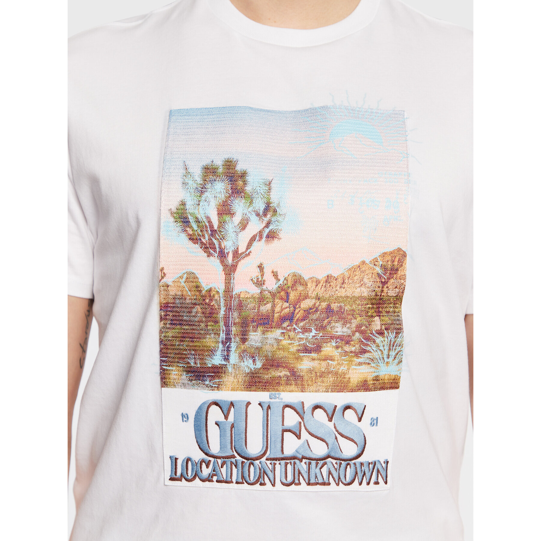 Guess Tricou Desert Photo M3GI74 KA260 Alb Regular Fit - Pled.ro