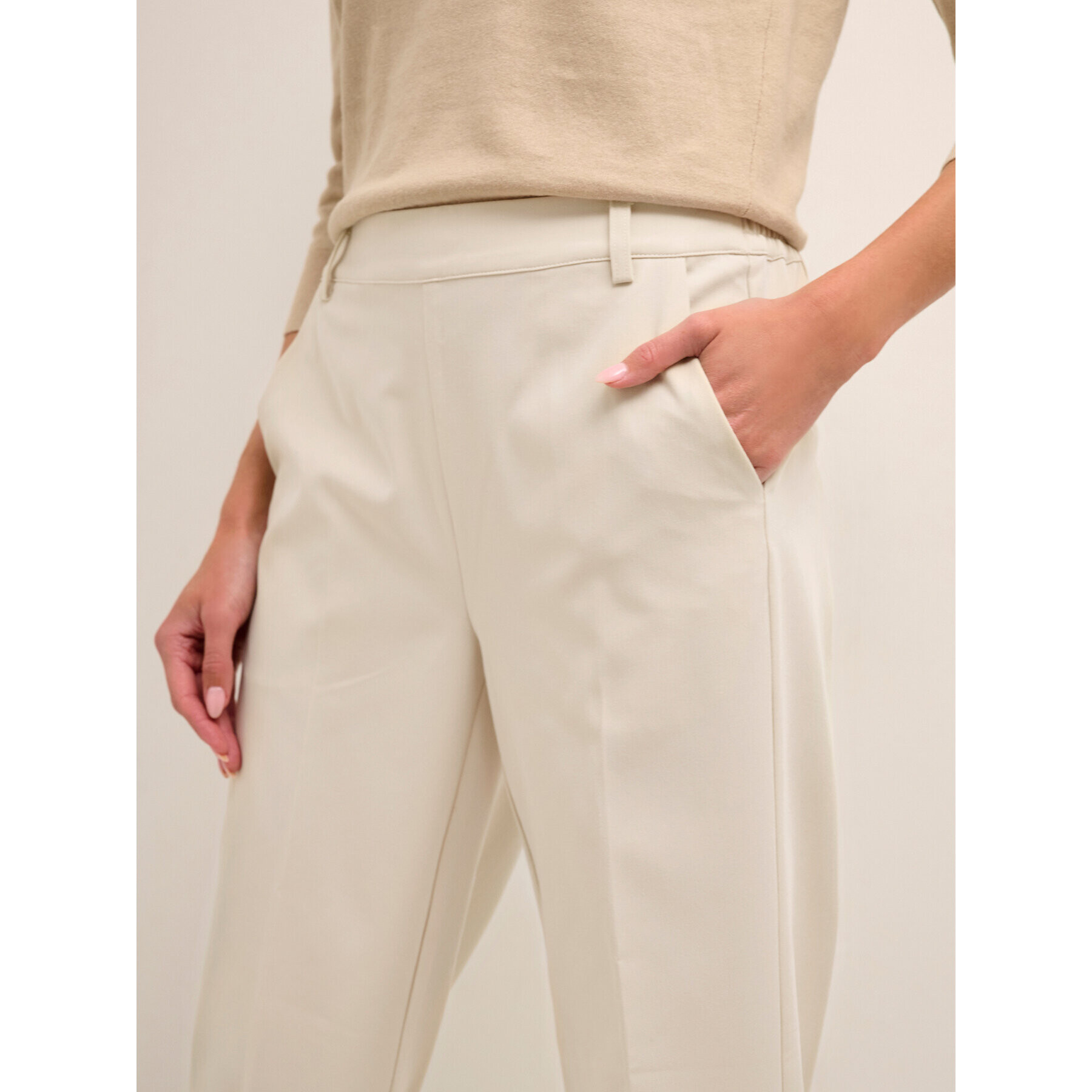 Kaffe Pantaloni din material Sakura 10506858 Alb Relaxed Fit - Pled.ro