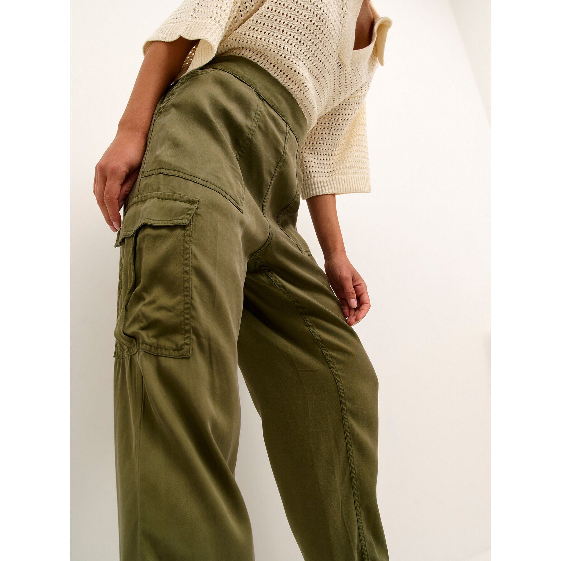 Kaffe Pantaloni din material Zilia 10507507 Verde Relaxed Fit - Pled.ro