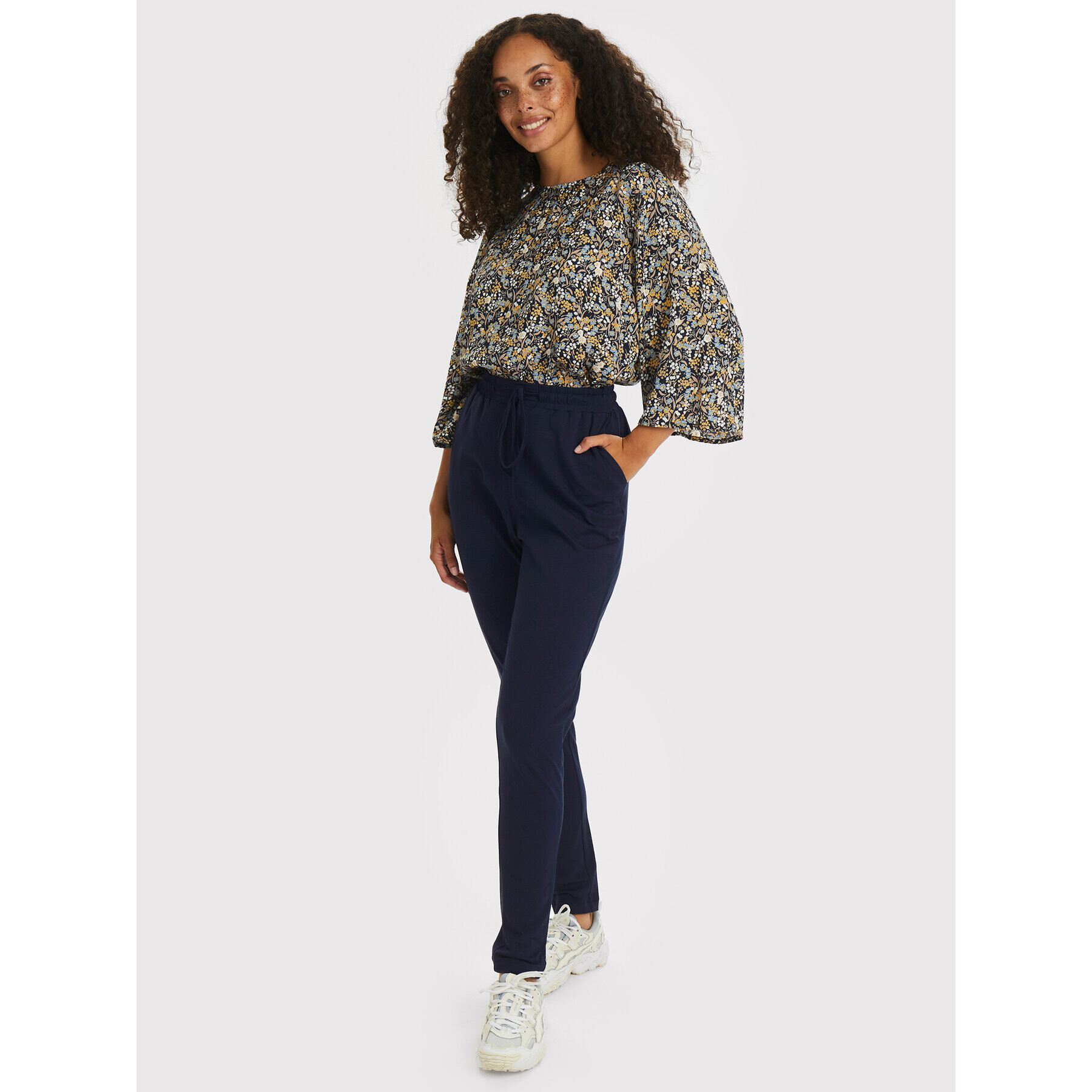 Kaffe Pantaloni trening Linda 10550279 Bleumarin Slim Fit - Pled.ro