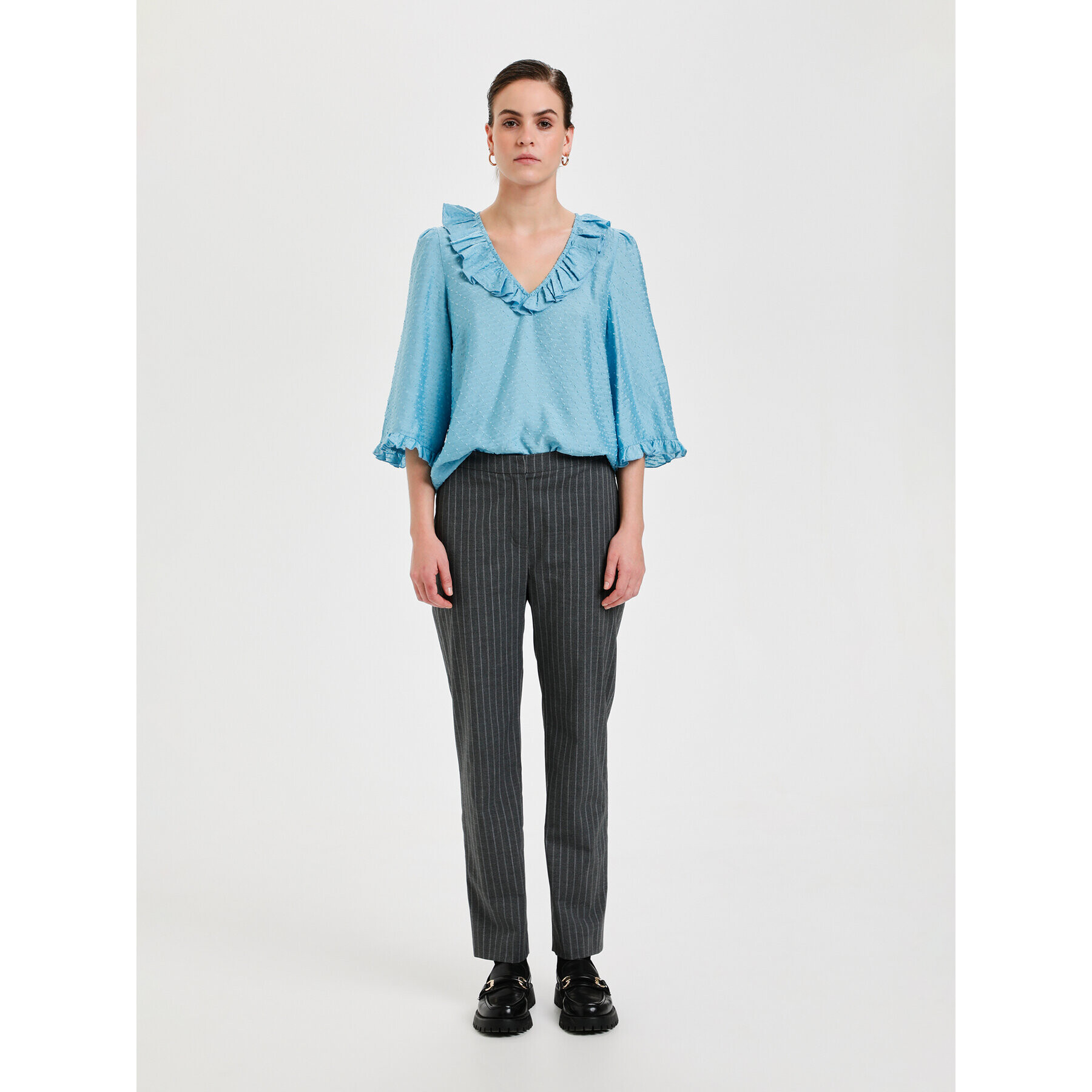 Karen by Simonsen Pantaloni din material Elena 10104010 Gri Classic Fit - Pled.ro