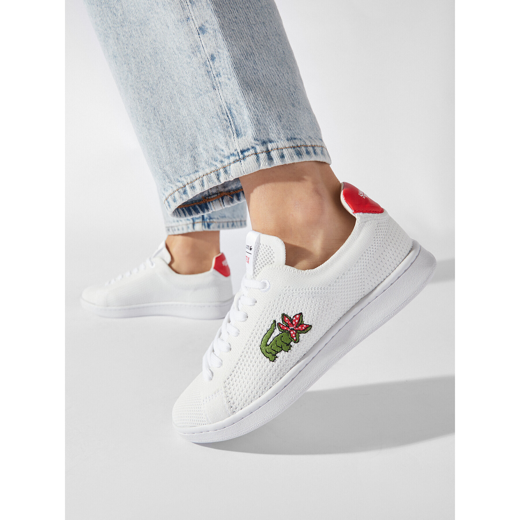 Lacoste Sneakers x Netflix Kadın Carnaby Piquée Beyaz 745SFA0098 Alb - Pled.ro