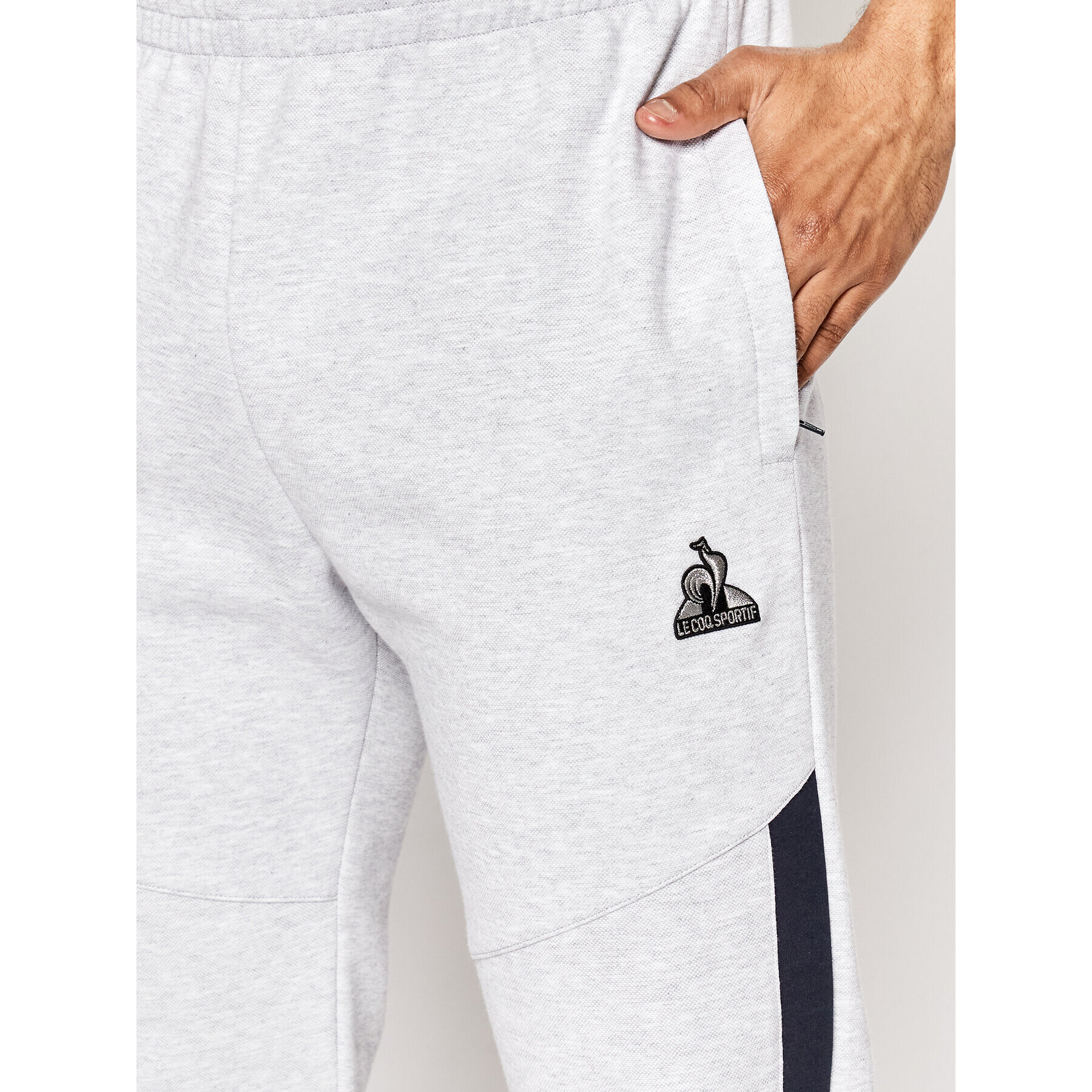 Le Coq Sportif Pantaloni trening 2210472 Gri Tapered Fit - Pled.ro