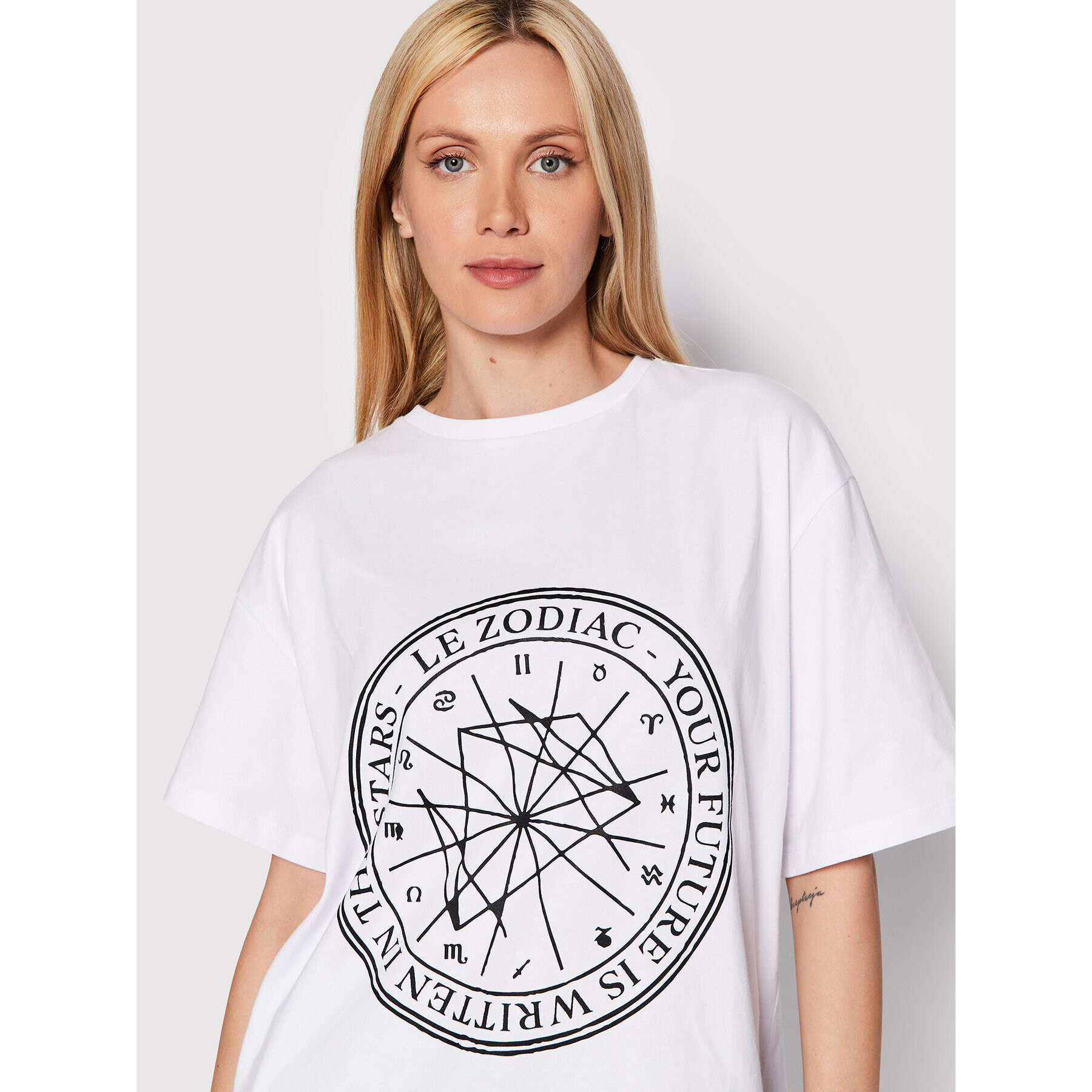 NA-KD Tricou Zodiac 1100-005618-0001-003 Alb Relaxed Fit - Pled.ro