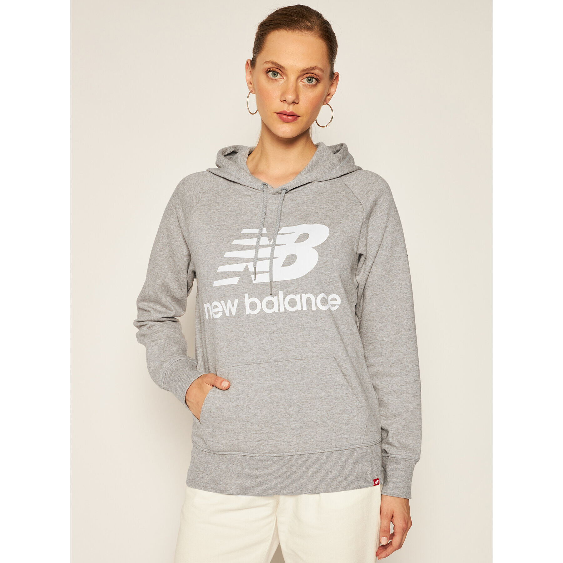 New Balance Bluză Esse po Hoodie NBWT0355 Gri Relaxed Fit - Pled.ro