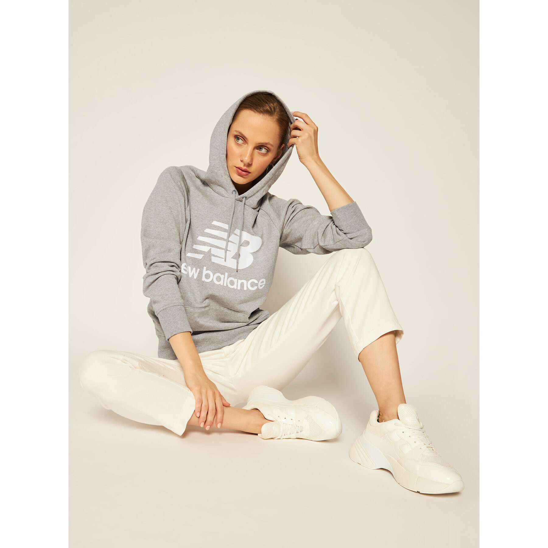 New Balance Bluză Esse po Hoodie NBWT0355 Gri Relaxed Fit - Pled.ro